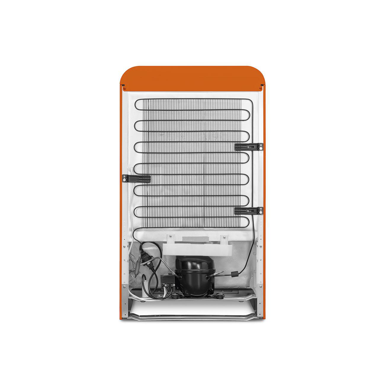 Rückansicht eines orangefarbenen Retro-Kühlschranks. Zeigt die Kondensatorspulen und den Kompressor.