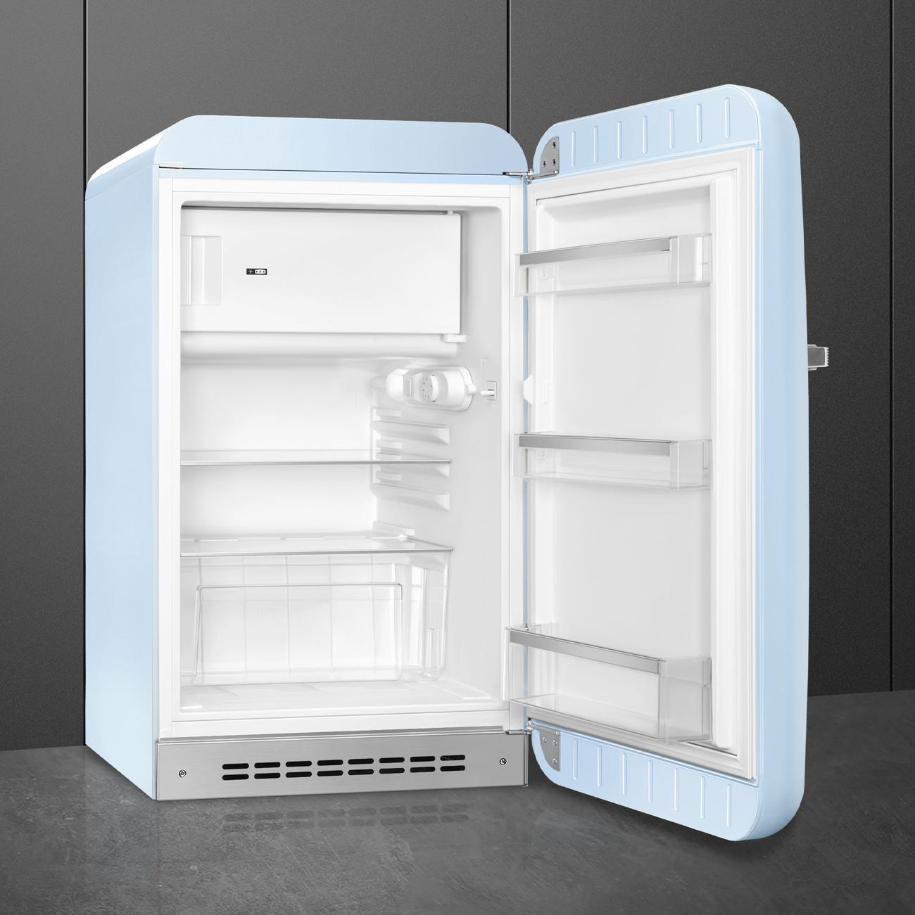 Ein hellblauer Kühlschrank mit offener Tür, der das Innere zeigt.