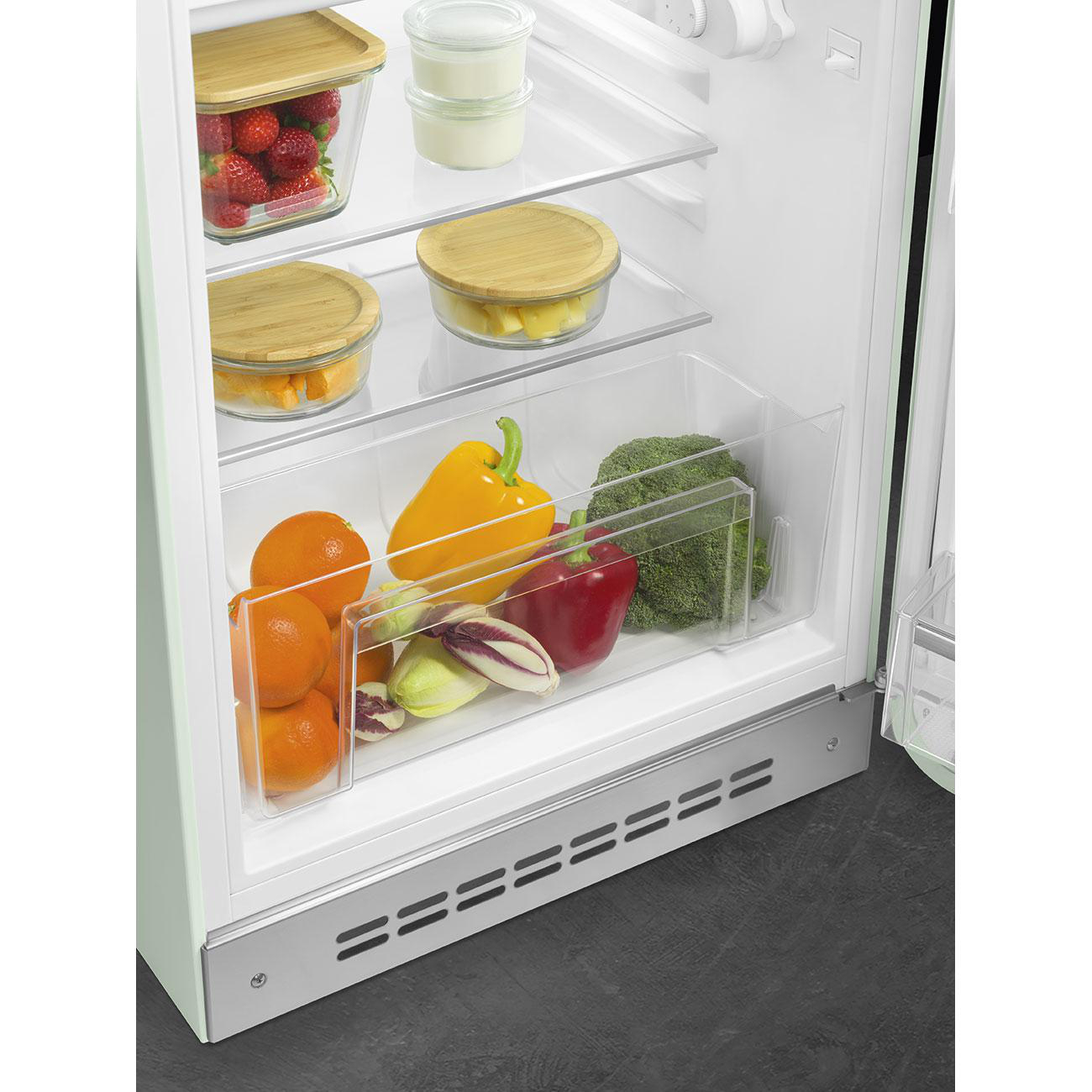 Kühlschrankinnenraum mit Obst, Gemüse und Regalen.