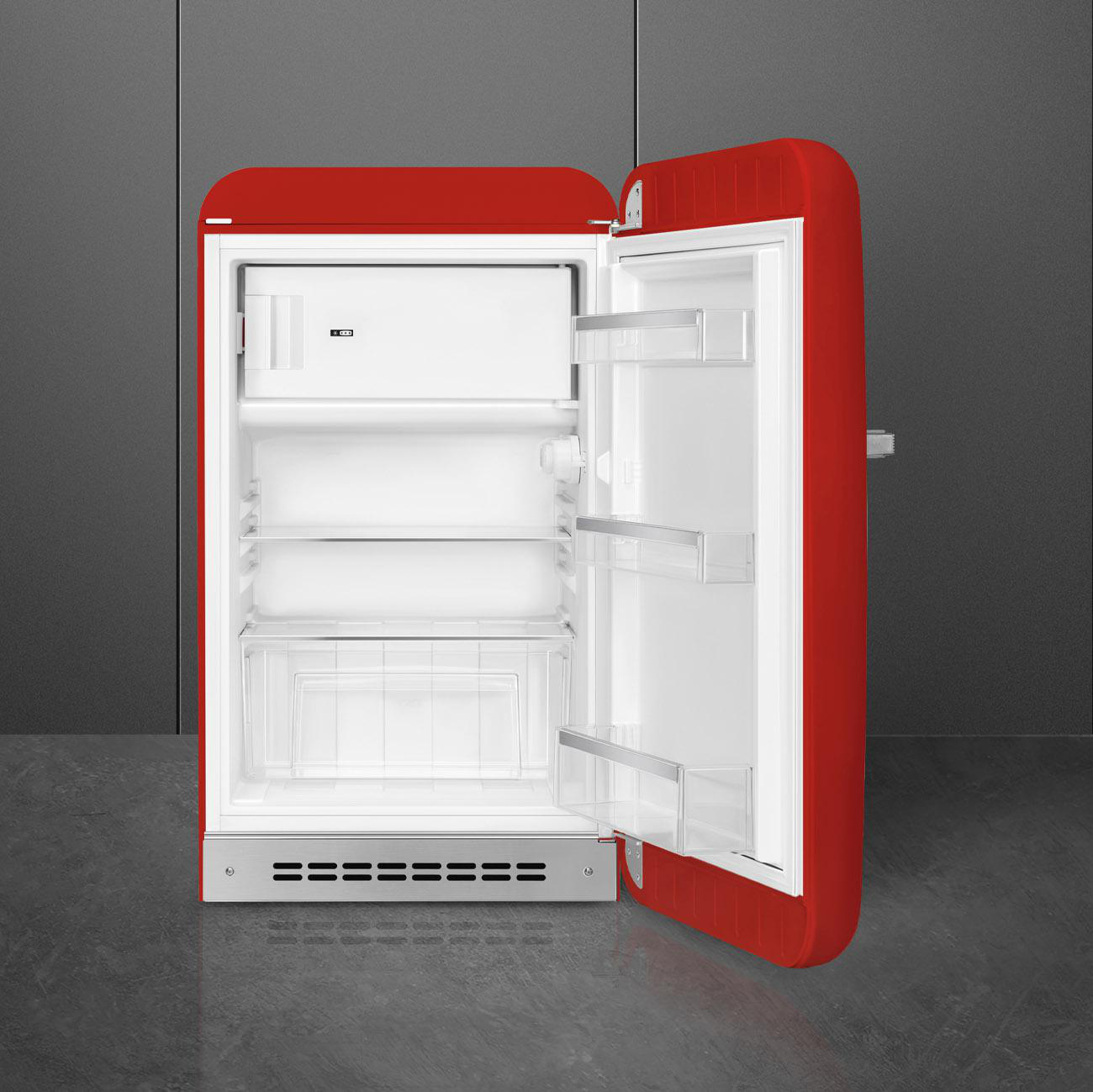 Roter Kühlschrank mit offener Tür, weißem Innenraum, grauer Hintergrund.