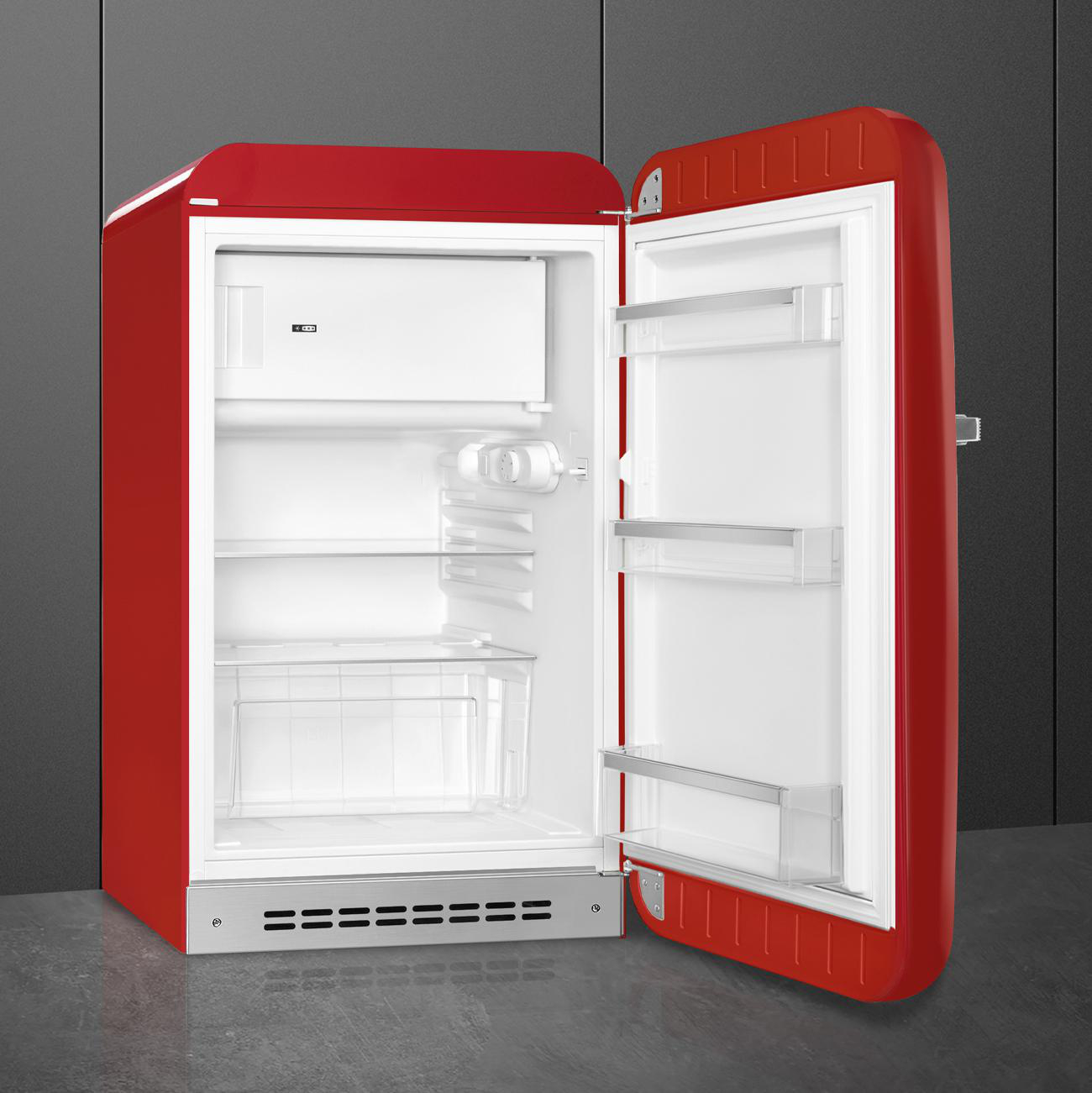 Ein roter Kühlschrank im Retro-Stil mit geöffneter Tür, der Regale und ein Gefrierfach zeigt.