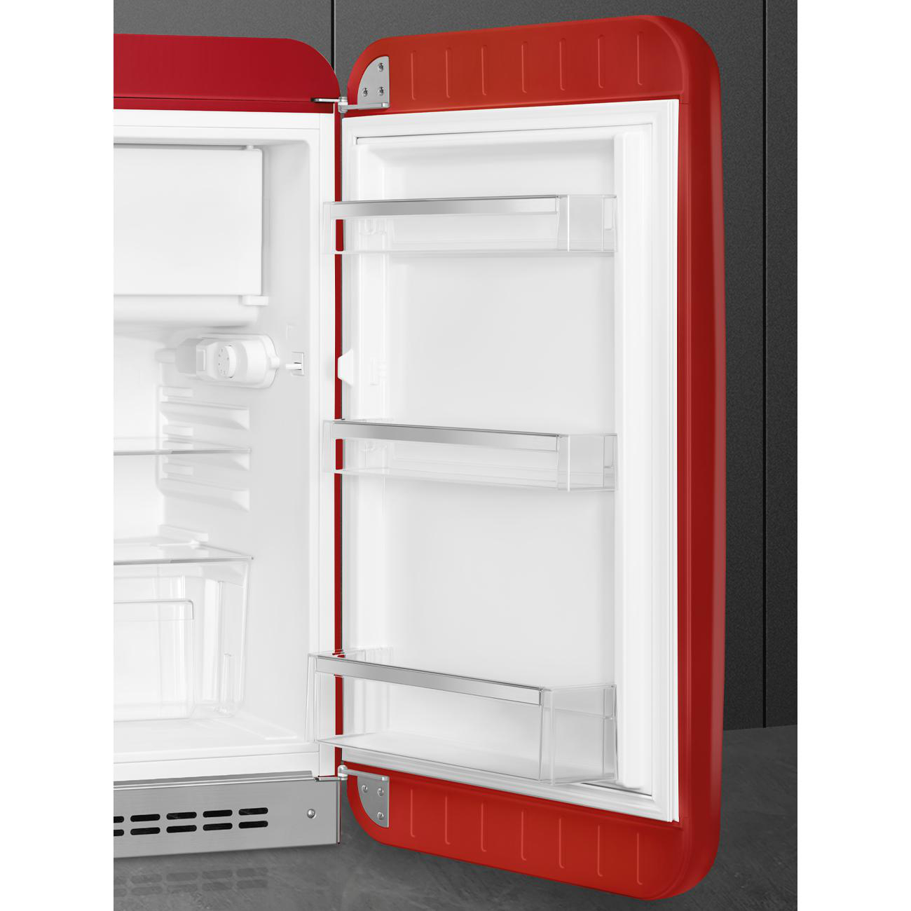 Roter Kühlschrank mit offener Tür, die Regale und einen weißen Innenraum zeigt.