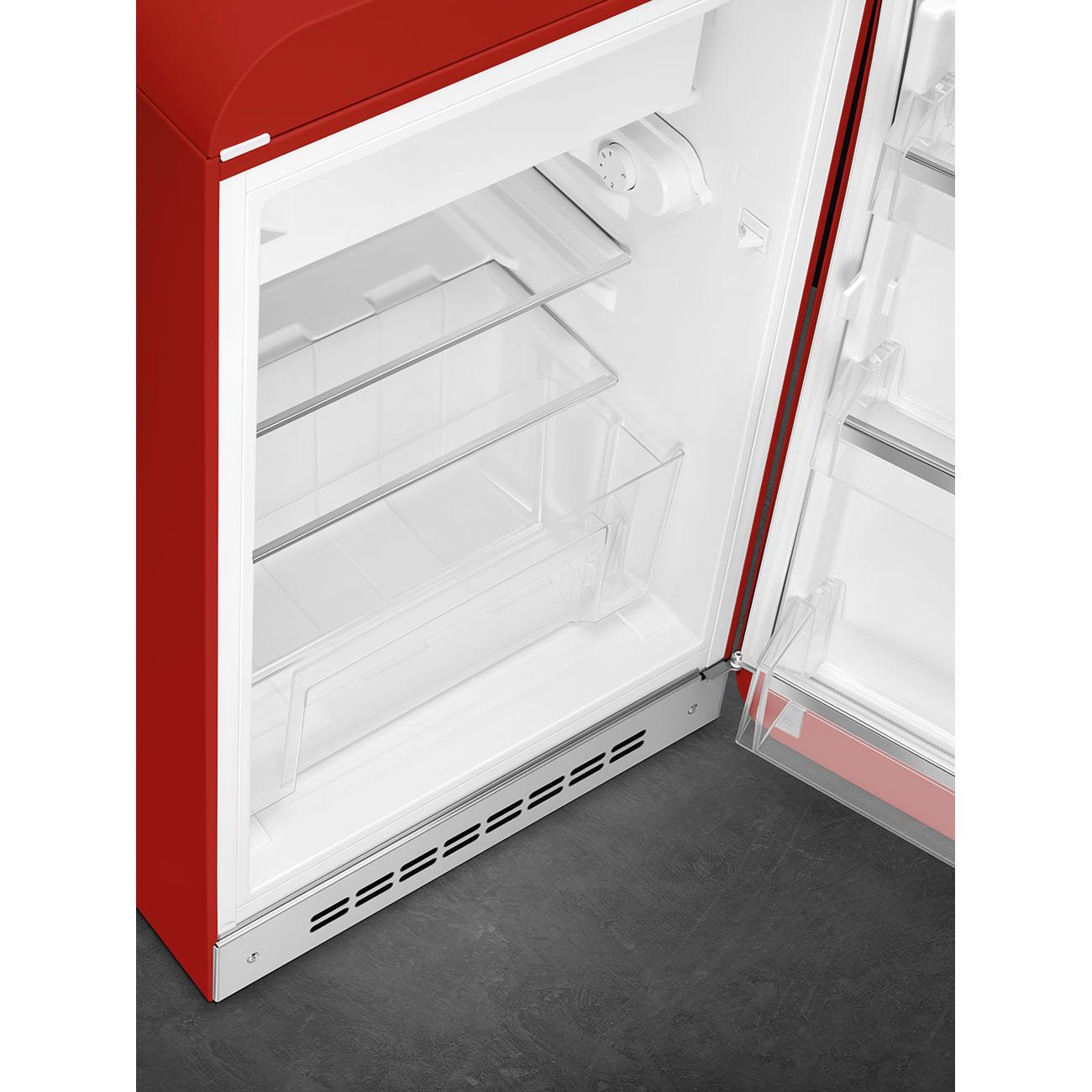 Roter Kühlschrank mit offener Tür, zeigt Regale und Schubladen.