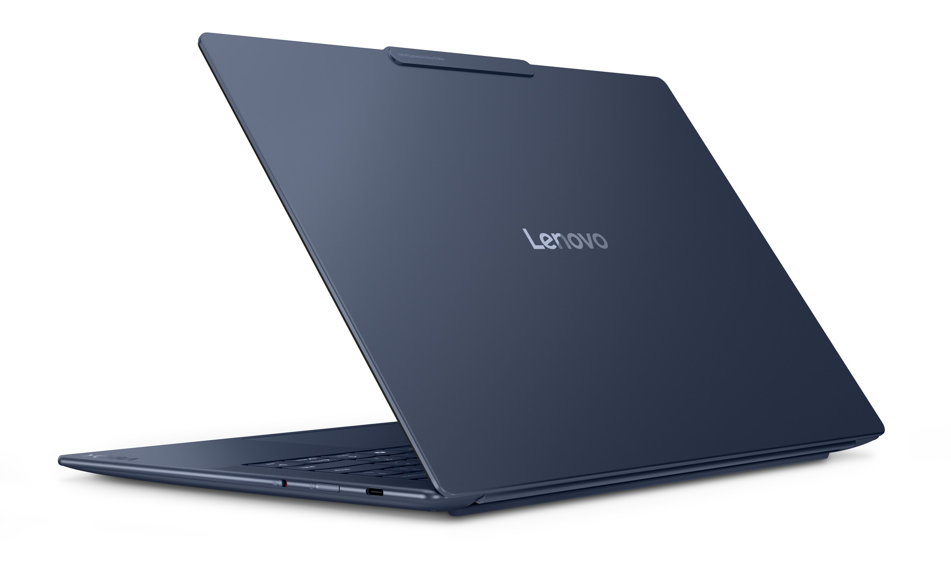 Niebieski laptop Lenovo, lekko otwarty, na białym tle. Widoczne logo Lenovo.