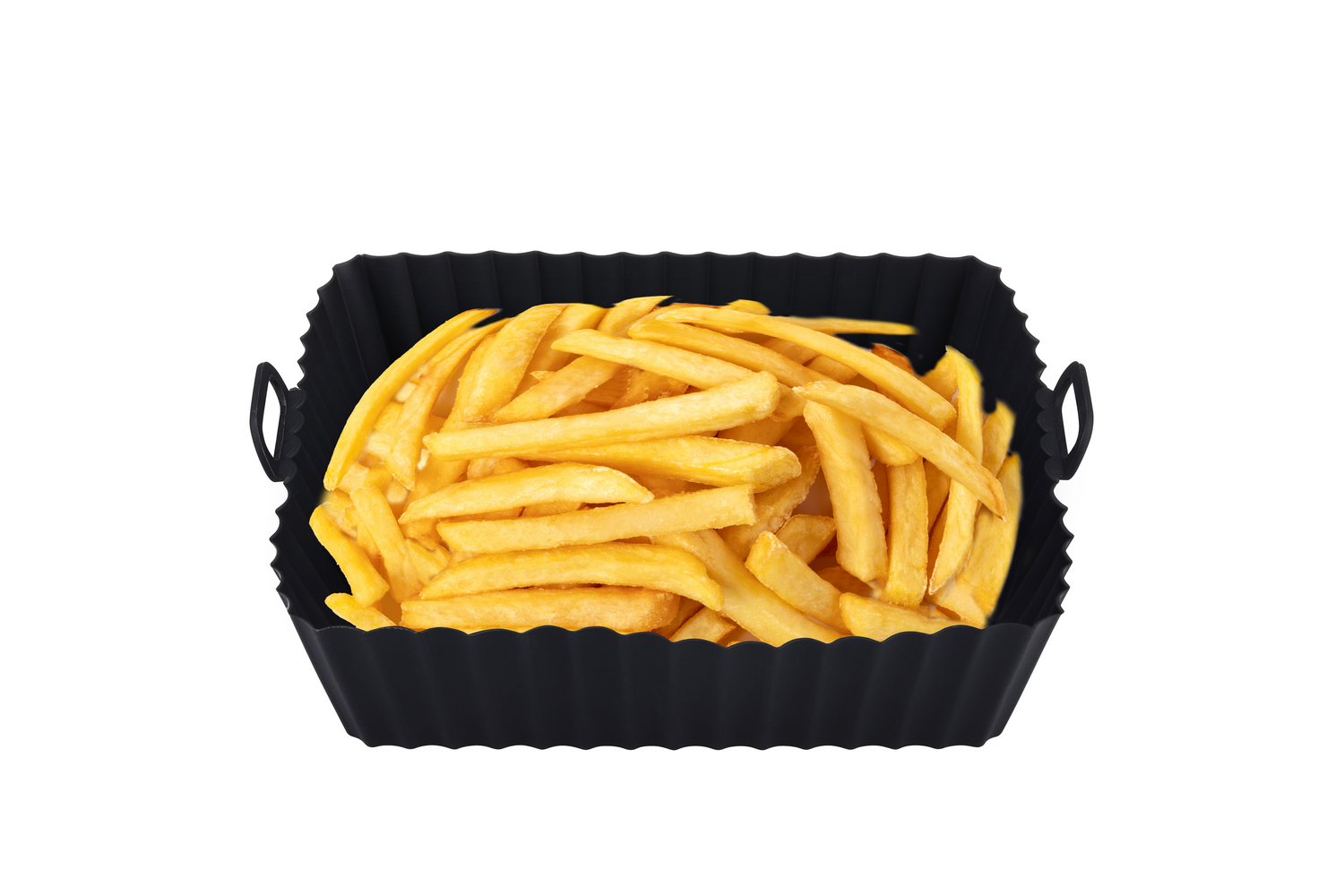 Una cesta de freidora de aire negra llena de papas fritas doradas. La cesta tiene asas.