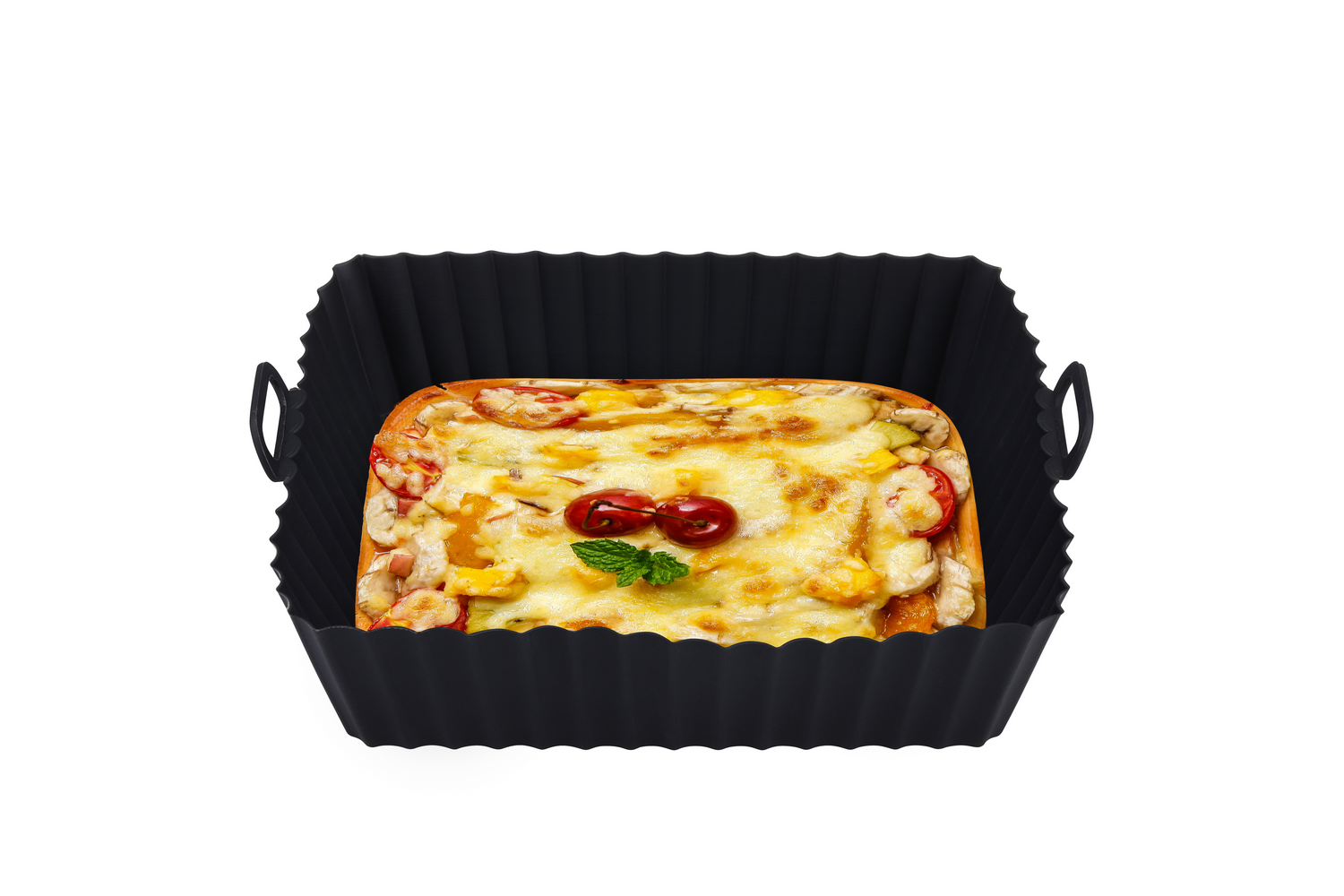 Pizza en una bandeja negra para hornear con asas, sobre fondo blanco.