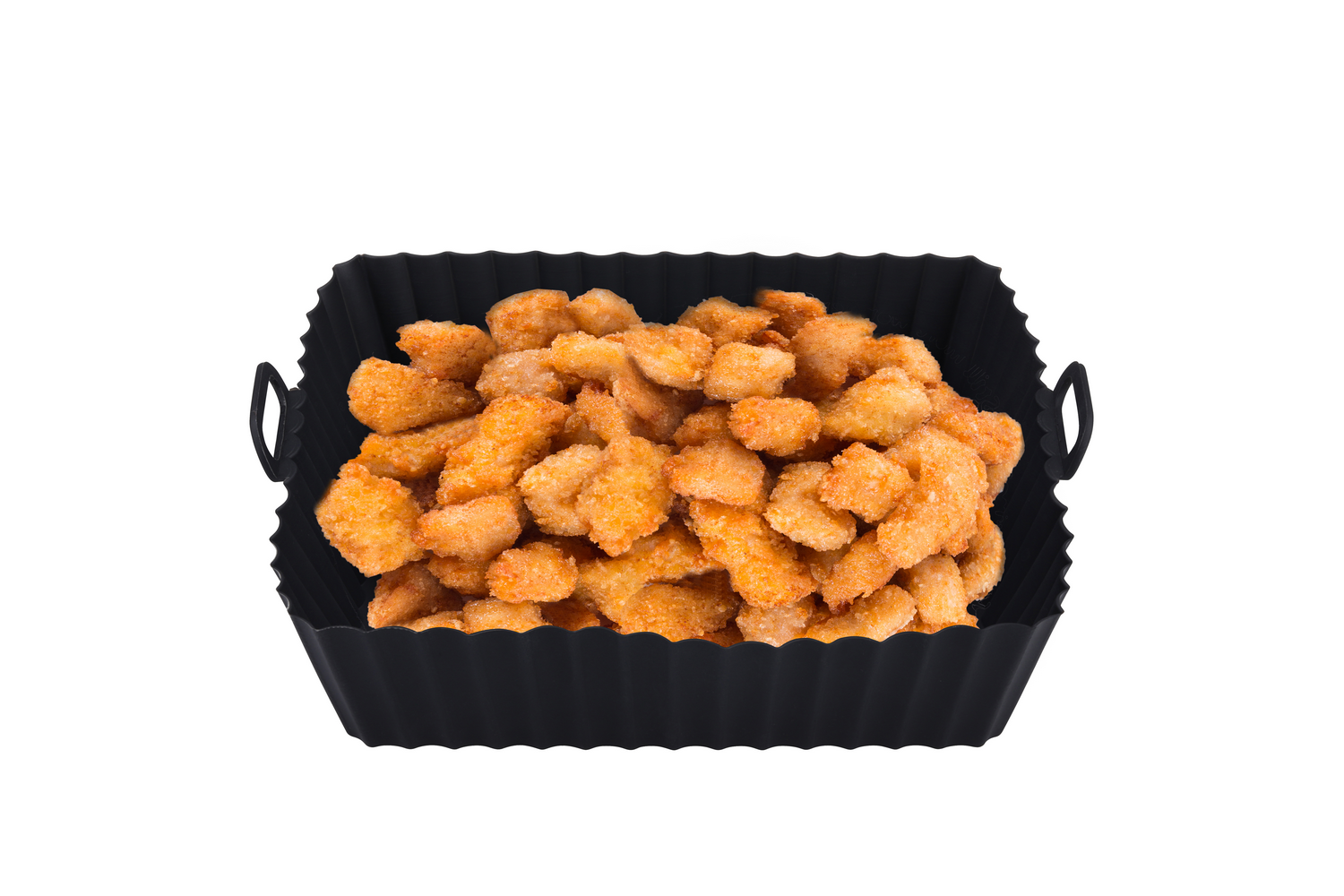 Un recipiente negro lleno de trozos de pollo frito dorados sobre un fondo blanco.