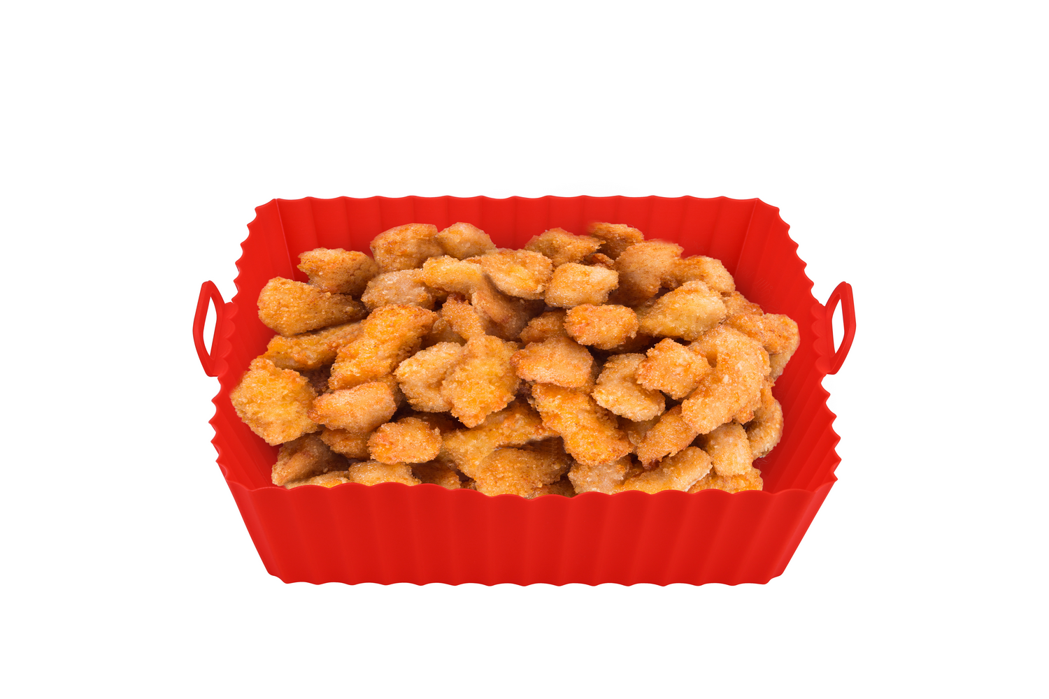Contenedor rojo lleno de nuggets de pollo fritos sobre fondo blanco.