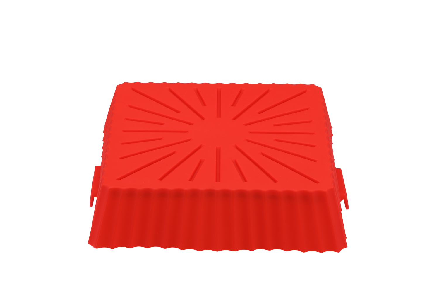 Un molde para hornear de silicona rojo y cuadrado con la parte superior texturizada y borde con volantes, sobre fondo blanco.
