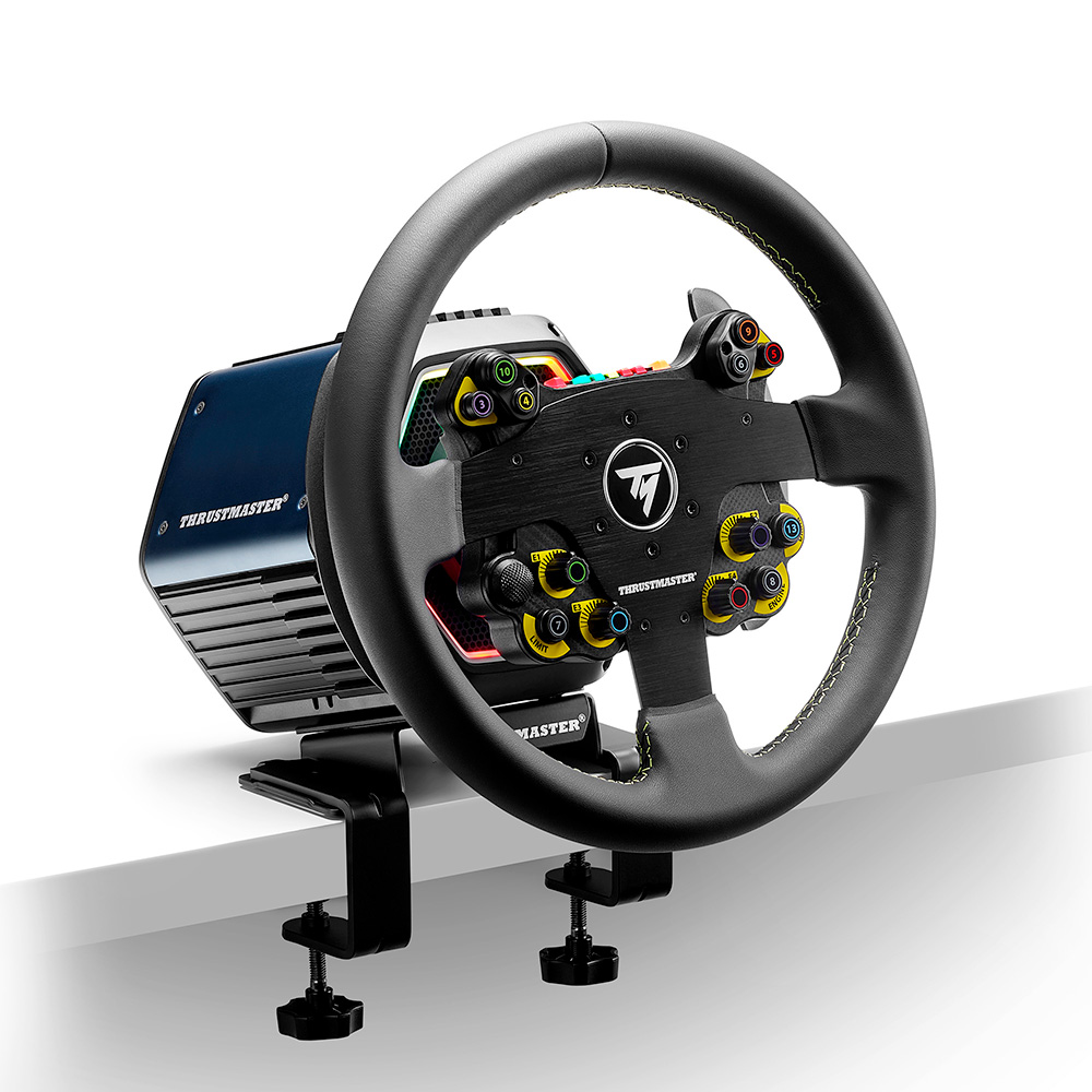 Ein schwarz-gelbes Thrustmaster-Rennlenkrad, das auf einem Schreibtisch montiert ist, mit schwarzem Sockel.