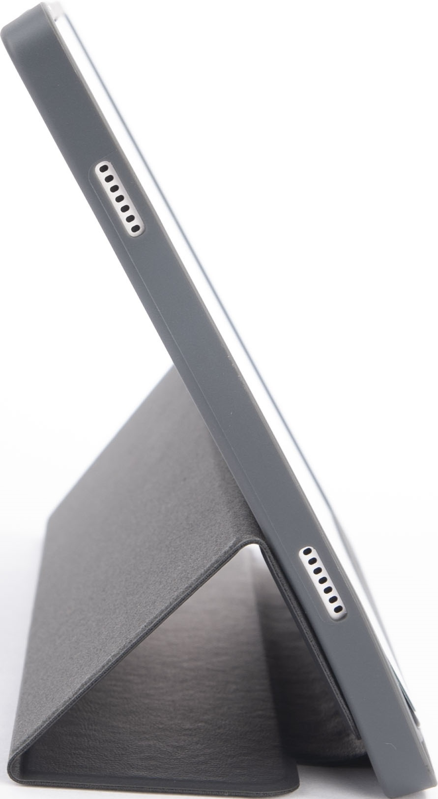 Un tablet in una custodia grigia, appoggiato ad angolo.