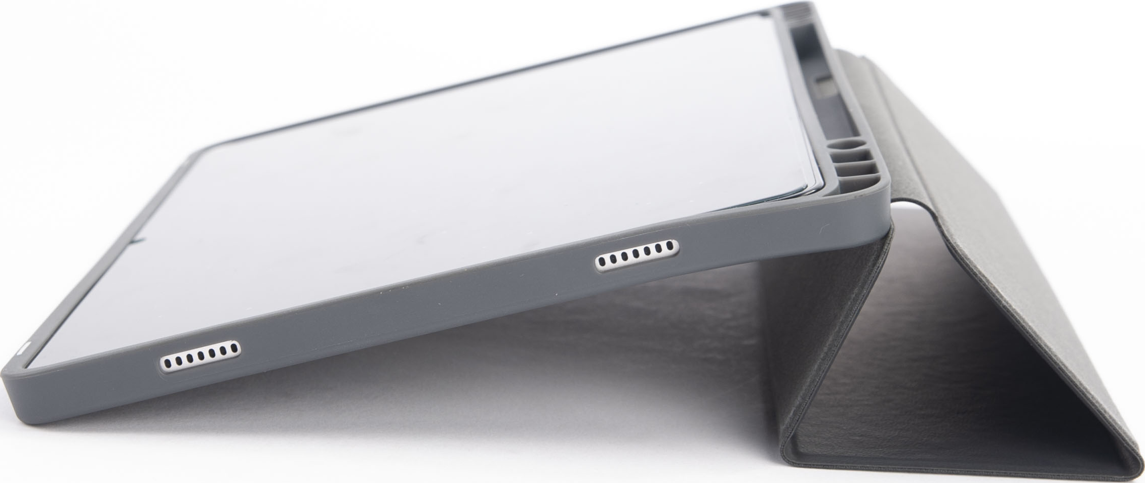 Un tablet grigio in una custodia grigia, sollevato, che mostra lo schermo.