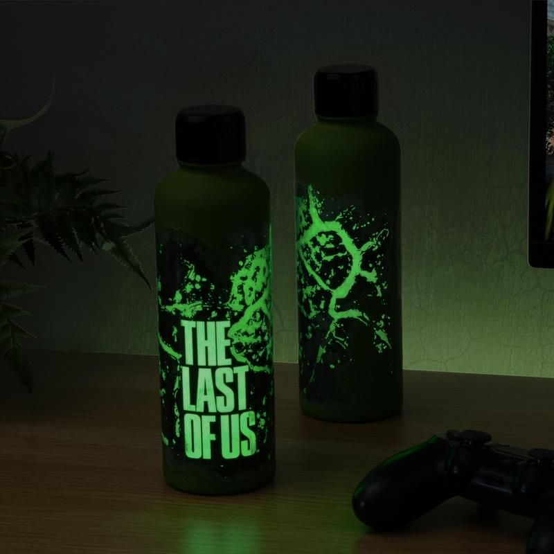 Két zöld vizespalack világít a sötétben, rajtuk a 'The Last of Us' logó.