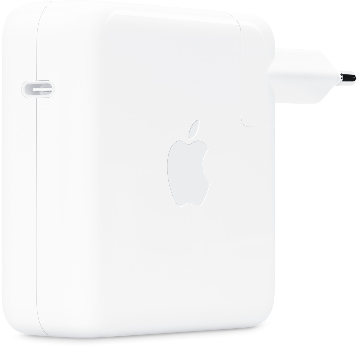 Egy fehér Apple töltő USB-C porttal és dugóval. Az Apple logója látható a töltőn.