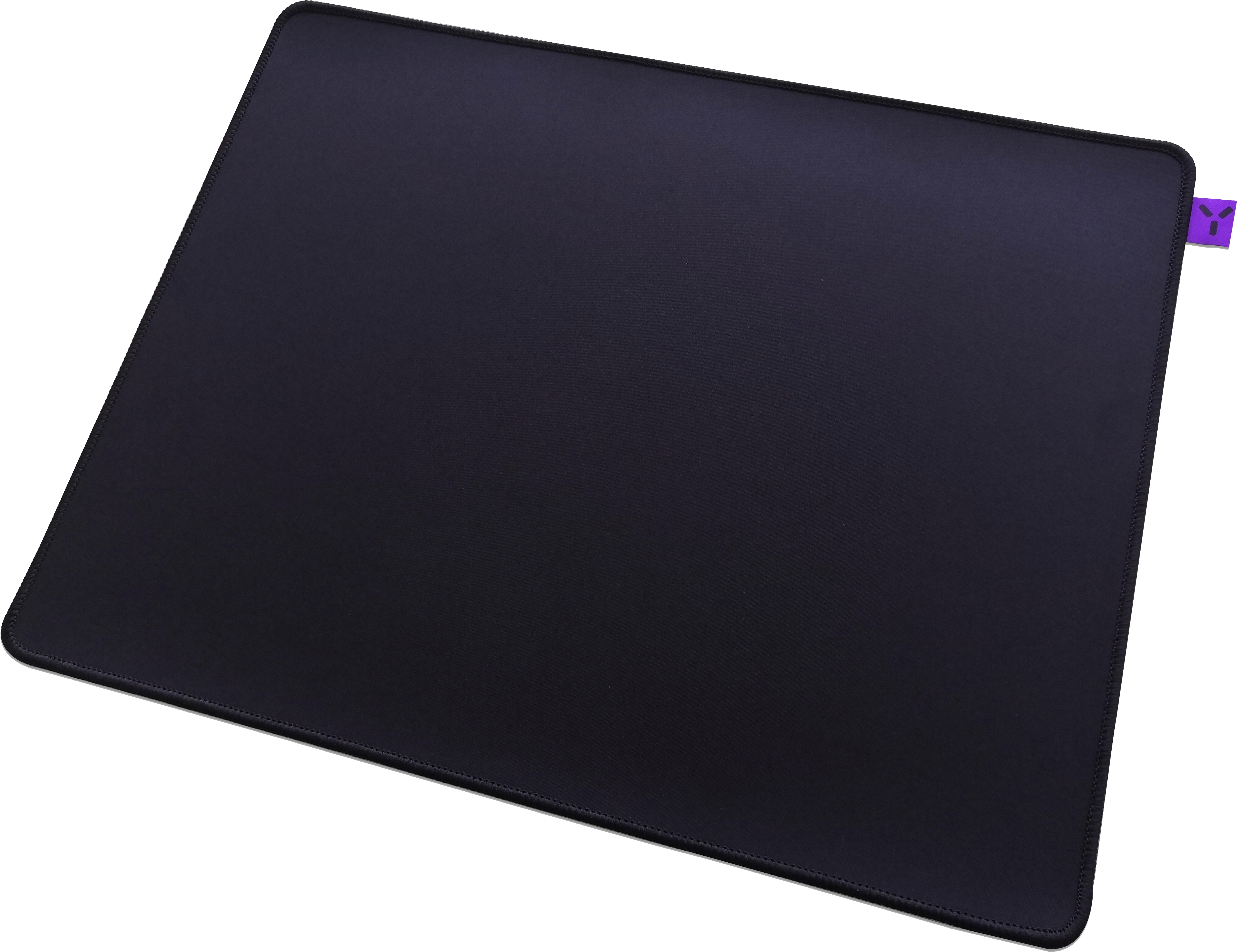 Tapis de souris rectangulaire noir avec étiquette logo violette à droite, sur surface noire.