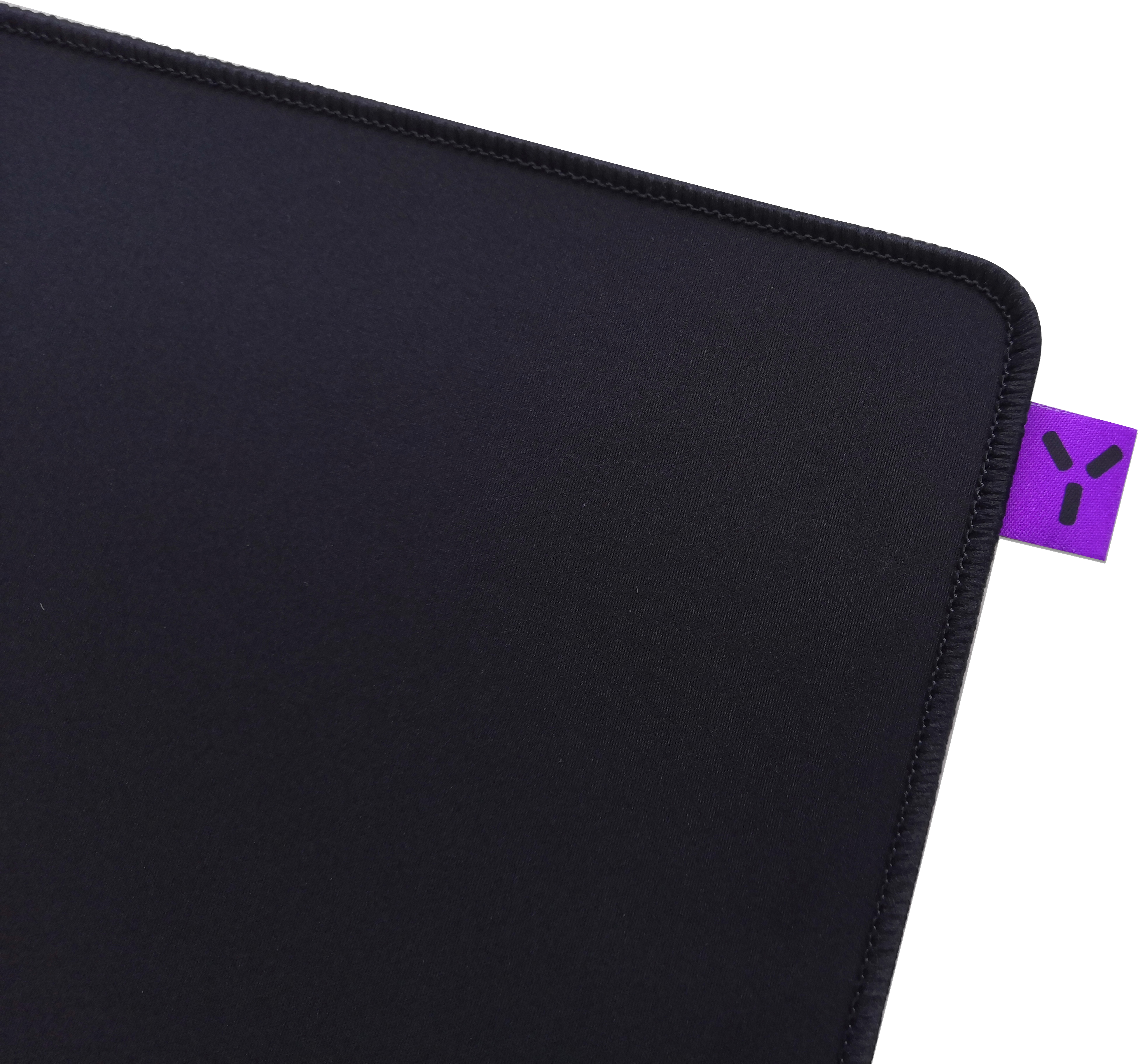 Gros plan d'un tapis de souris noir avec une étiquette de logo violette.