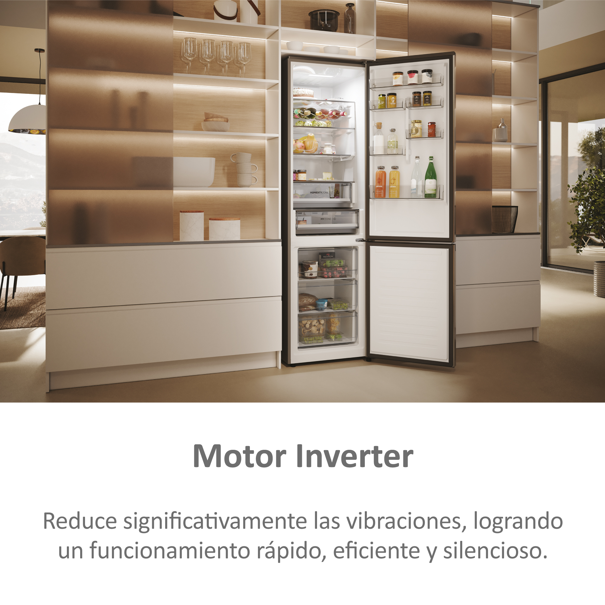 Un refrigerador con las puertas abiertas, mostrando alimentos en el interior. La cocina y la sala de estar están en el fondo.