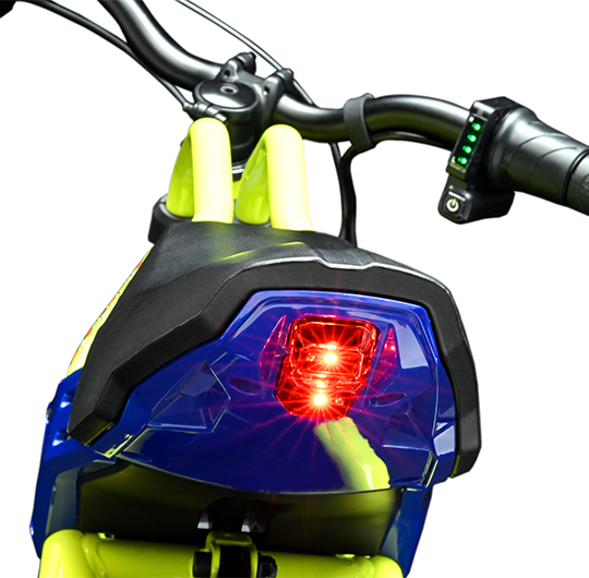 Kék-sárga elektromos roller hátsó része, világító piros hátsó lámpával.