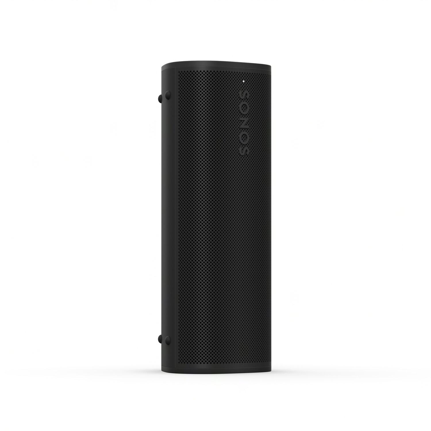 Een zwarte Sonos-luidspreker staat op een wit oppervlak. Hij heeft een mesh-voorkant en twee montagegaten aan de zijkanten.