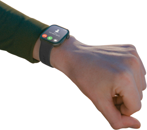 Main d'une personne avec une smartwatch affichant un écran d'appel. La montre a un bracelet noir.