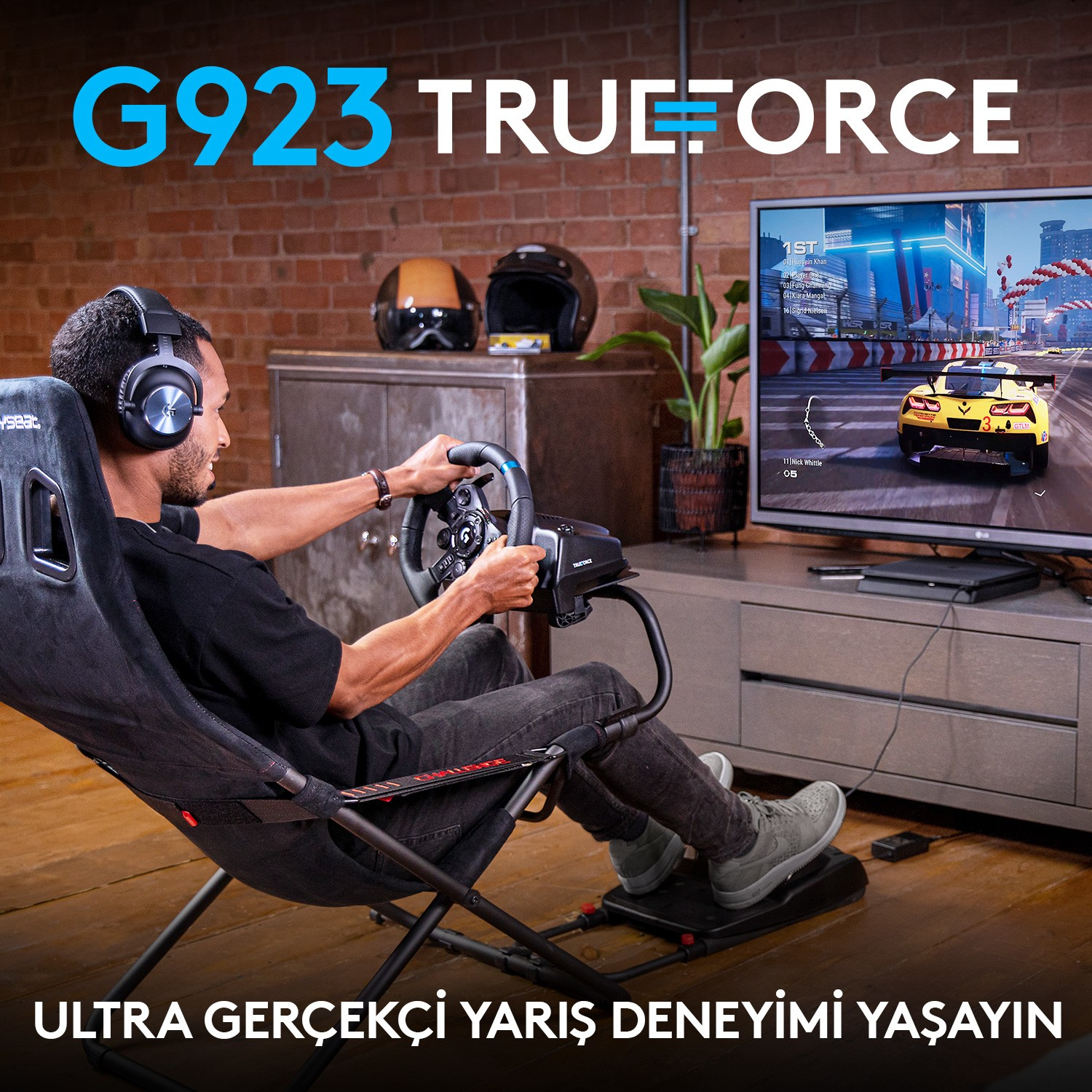 Adam direksiyon ve TV ile yarış oyunu oynuyor, kulaklık takıyor.