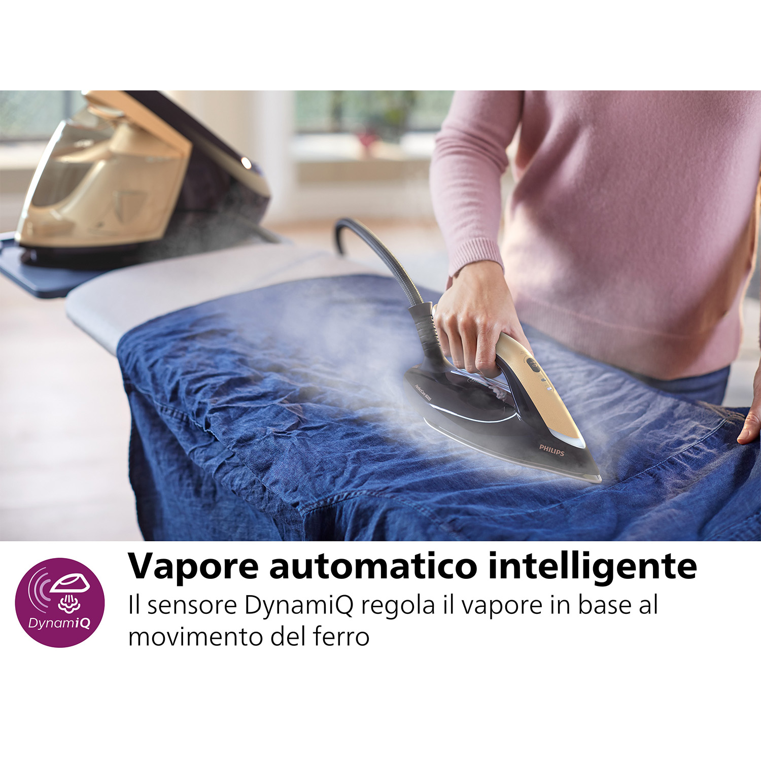 Una persona stira il denim blu su un'asse da stiro. È visibile un ferro da stiro Philips con vapore.