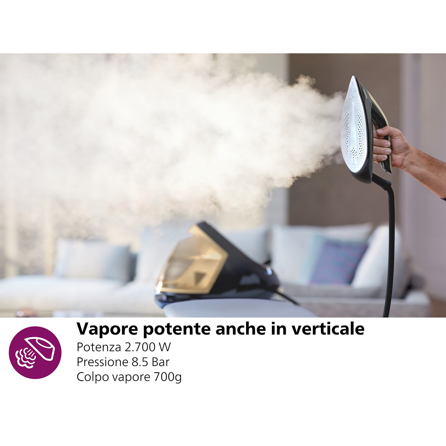 Ferro da stiro con vapore, mano di persona che lo tiene e testo sulle sue funzioni.