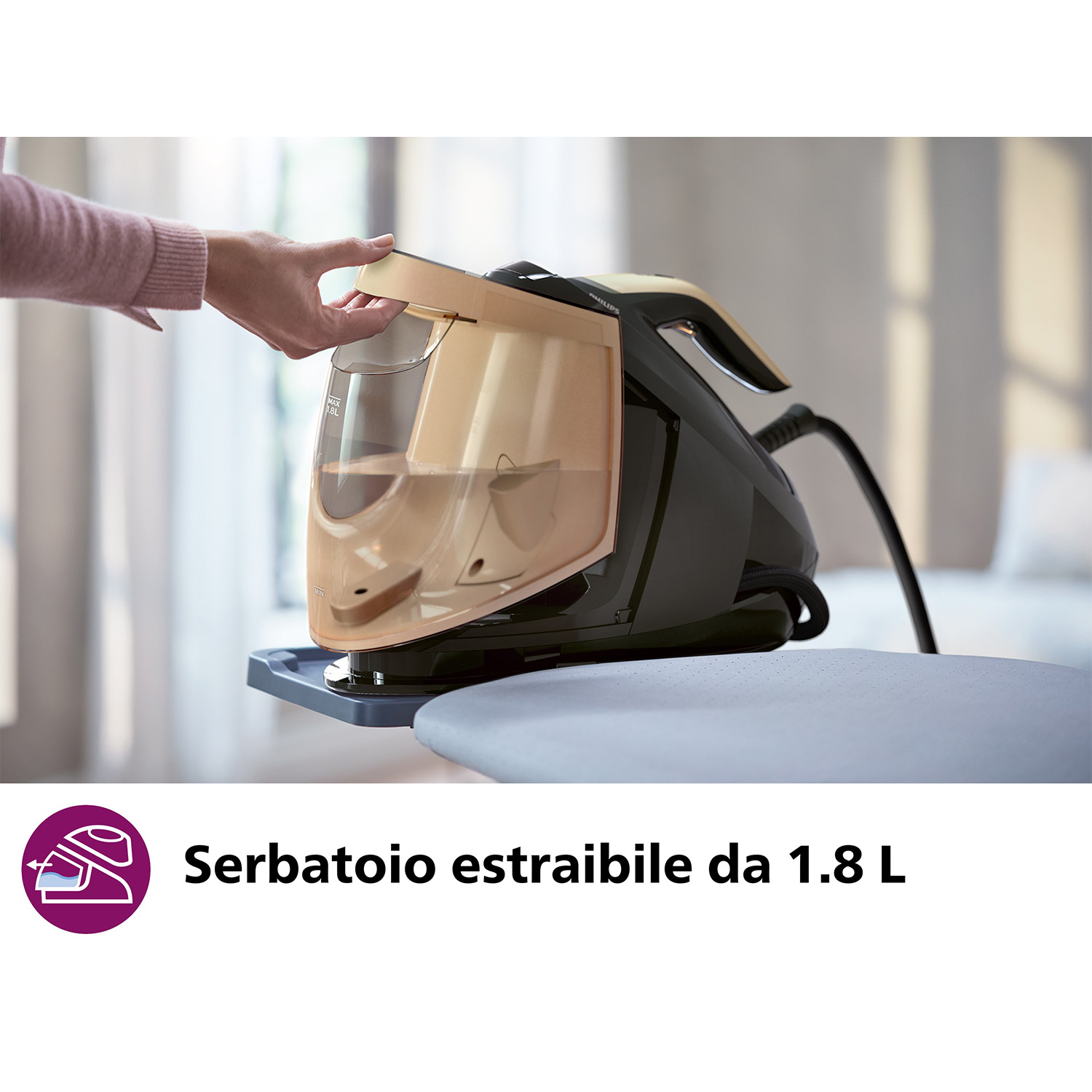 Mano riempie il serbatoio dell'acqua di un ferro da stiro nero e oro.
