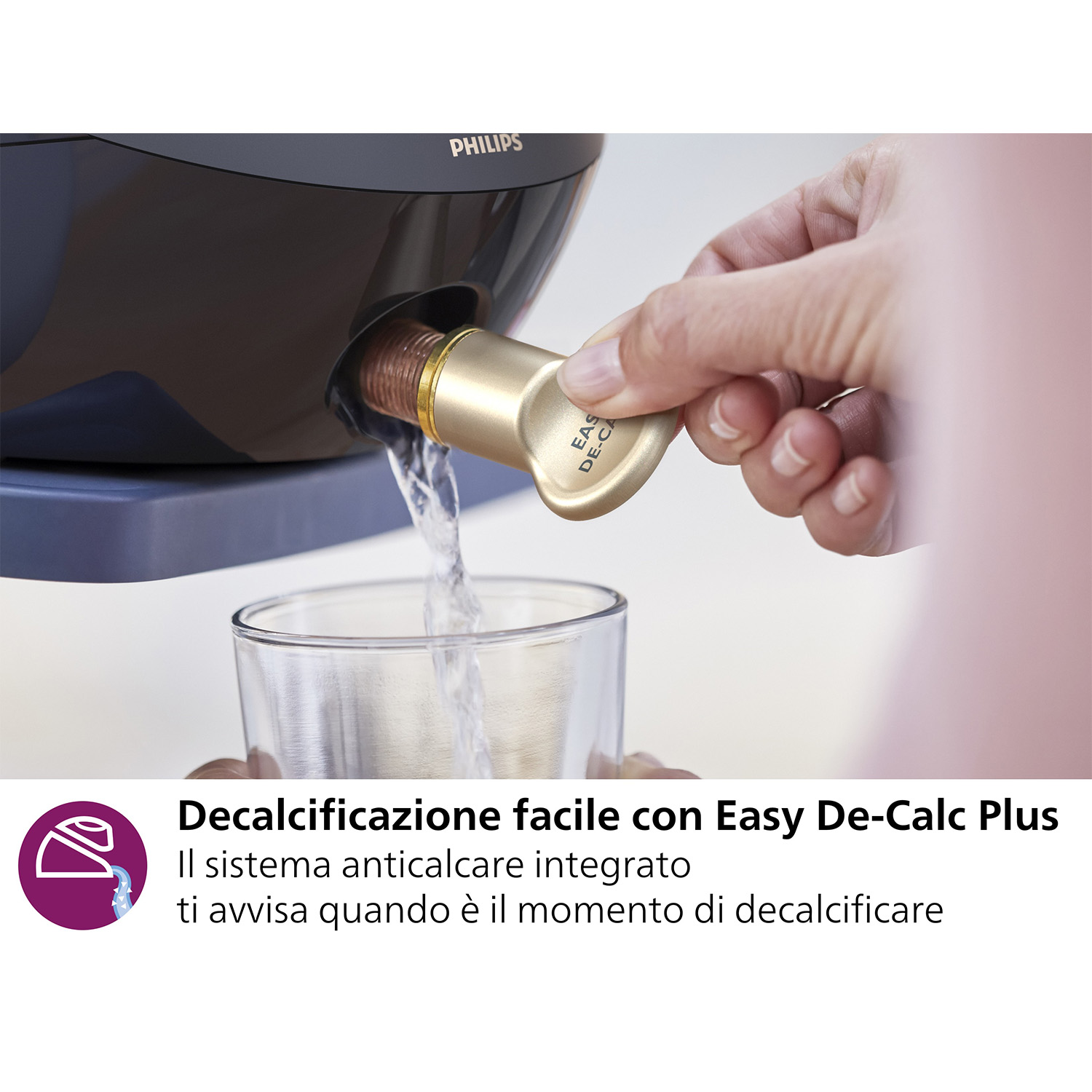 Mano che versa acqua da un beccuccio dorato di decalcificazione in un bicchiere. Testo a lato.