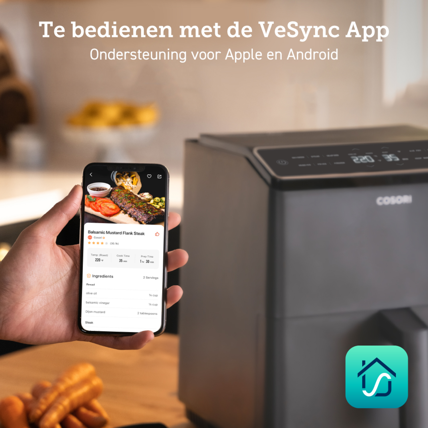 Een persoon houdt een telefoon vast met een recept voor biefstuk naast een airfryer. De tekst is in het Nederlands.