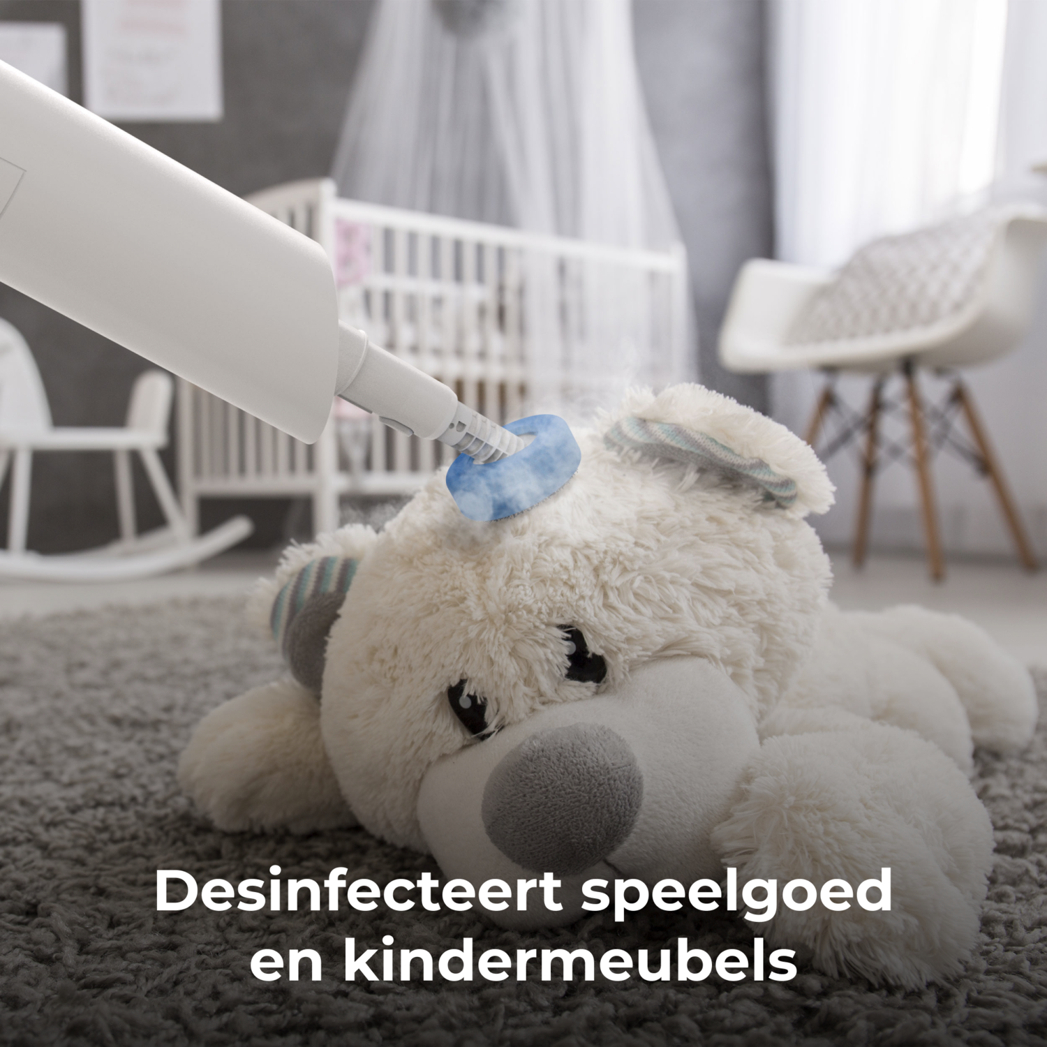 Teddy bear being sanitized with a white device with the text Desinfecteert speelgoed en kindermeubels.