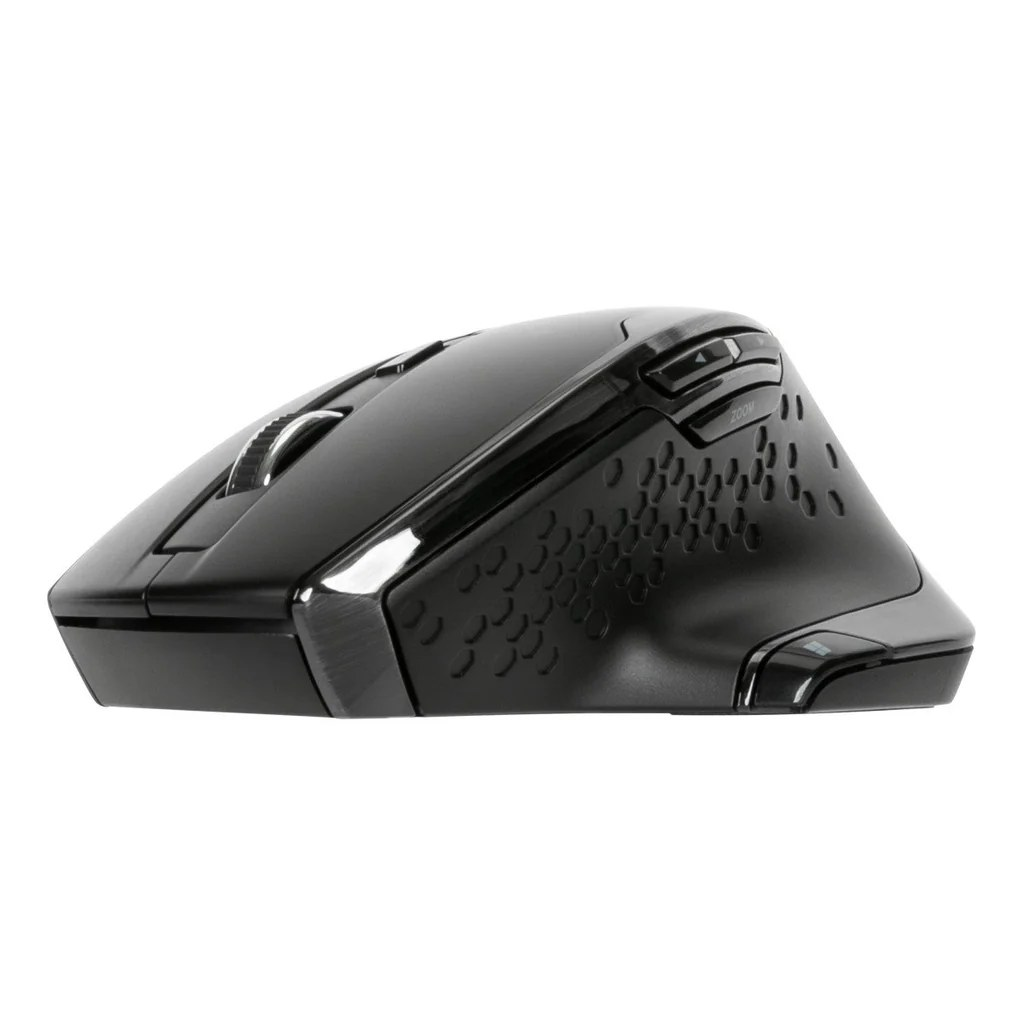 Ratón ergonómico negro con diseño de panal en el lateral. Está sobre una superficie blanca.