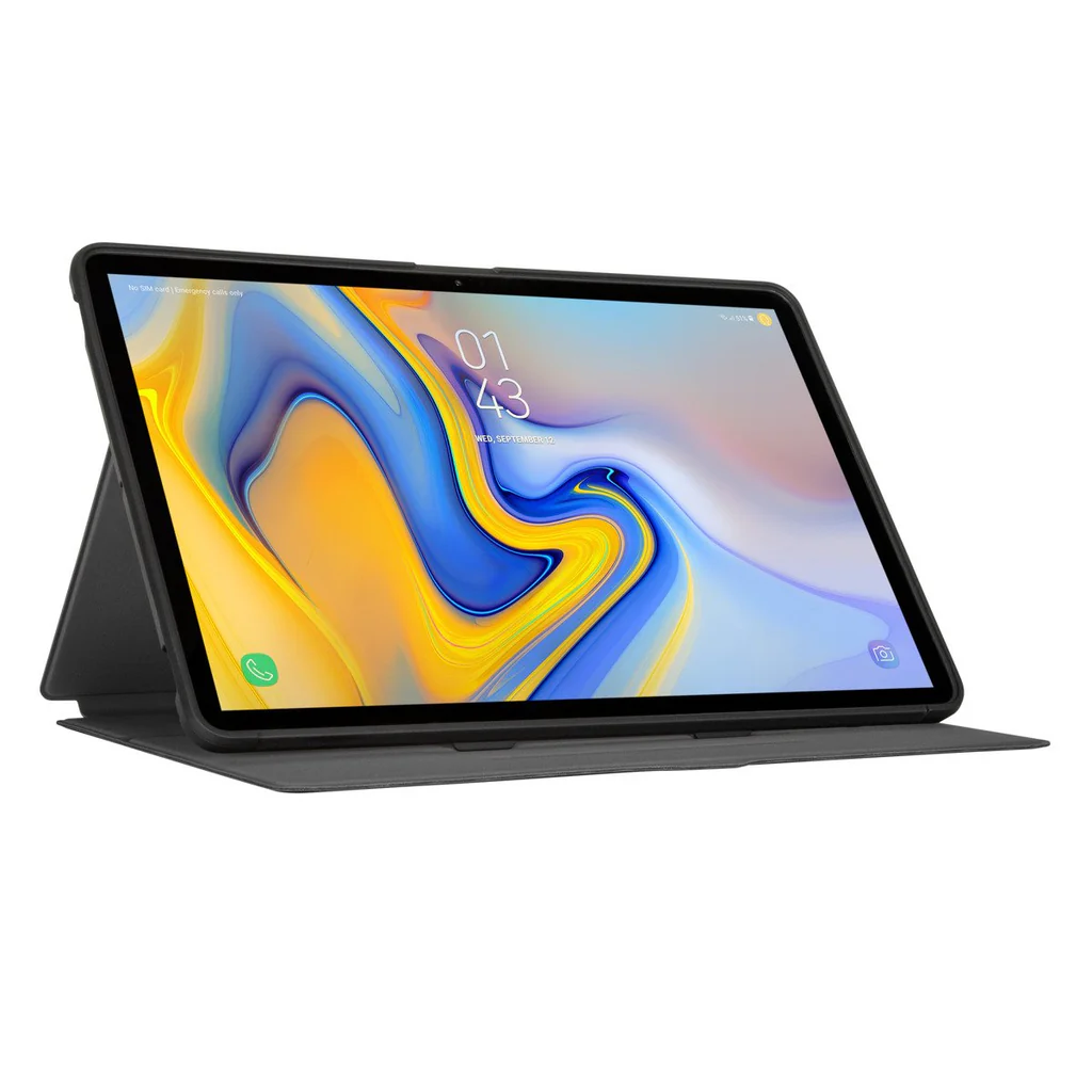 Una tableta en una funda, vista lateral mostrando la pantalla y la parte trasera, sobre fondo blanco.