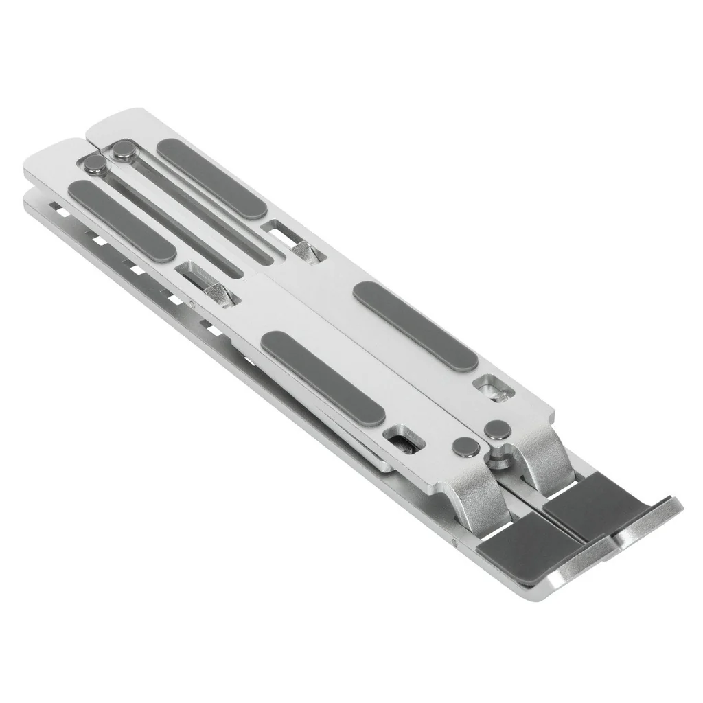 Un soporte para portátil plateado, plegado y en ángulo, con almohadillas de goma grises.