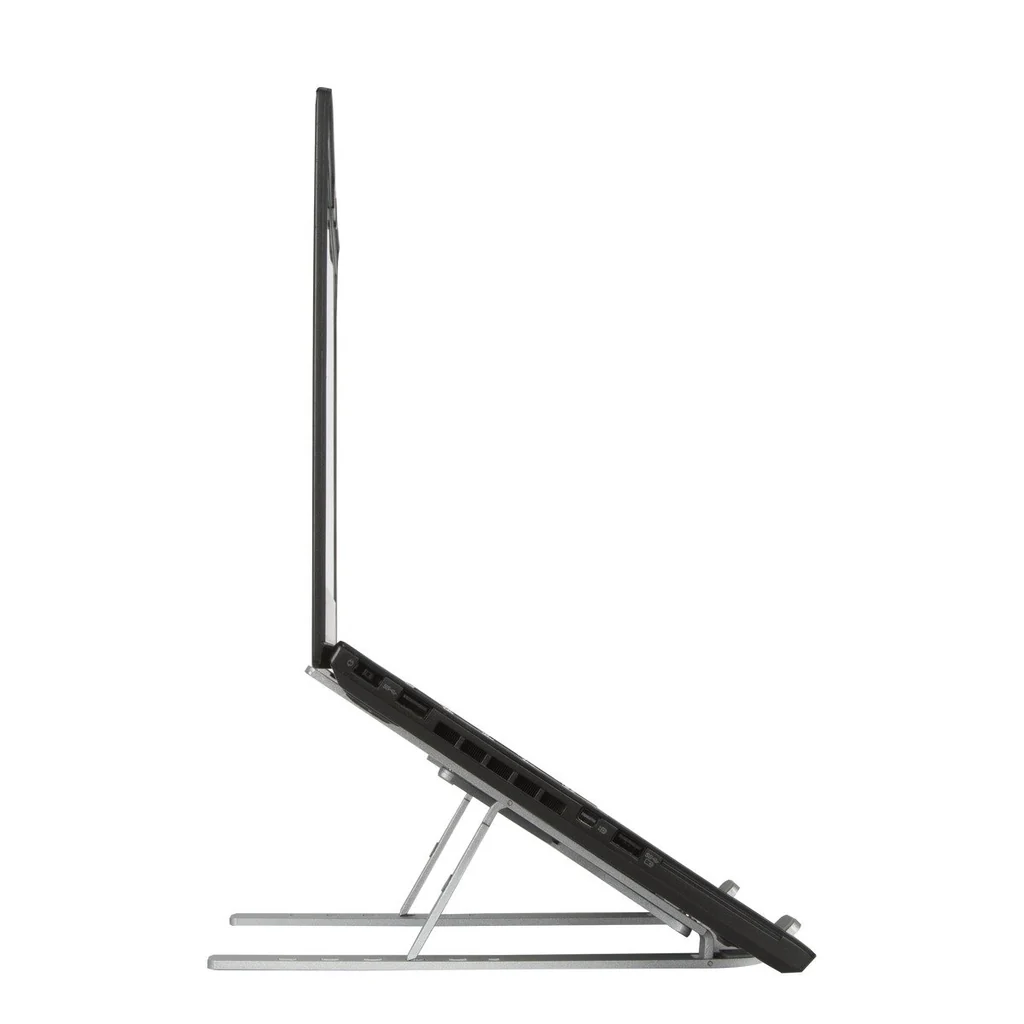 Una laptop negra está sobre un soporte plateado. La pantalla está abierta e inclinada hacia arriba.