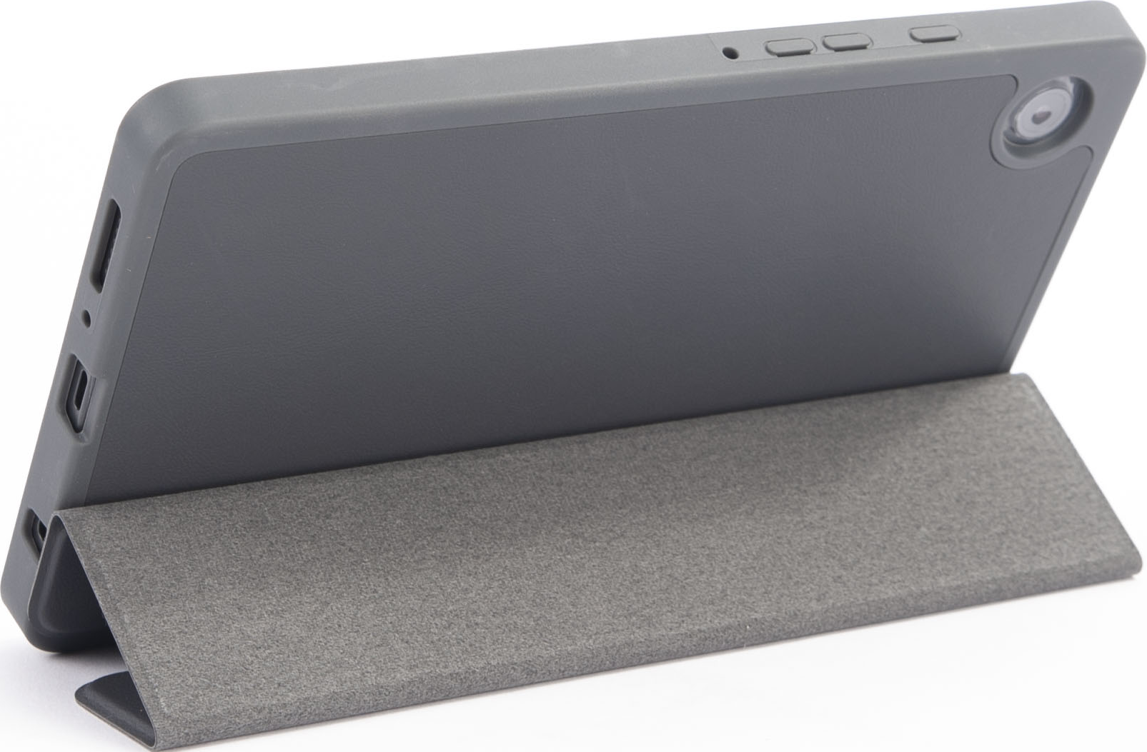 Un tablet in una custodia grigia è su un supporto. La parte posteriore e laterale del tablet sono visibili.