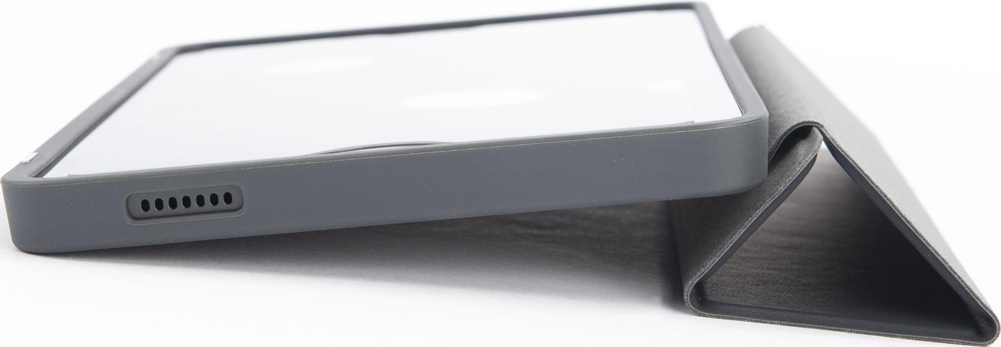 Tablet grigio in una custodia grigia. La custodia ha una copertura piegata. Sfondo bianco.