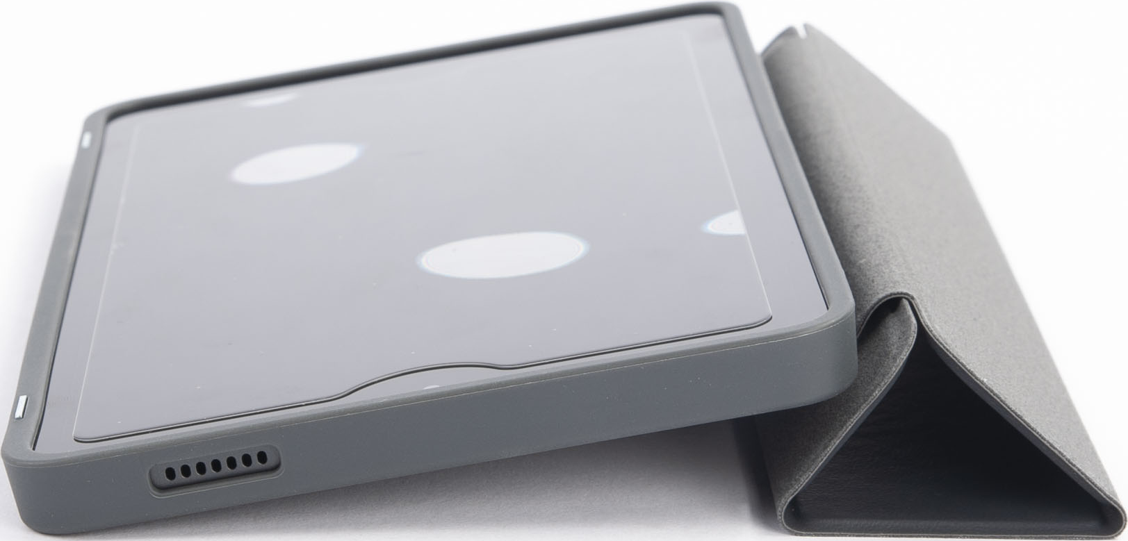 Tablet grigio in una custodia grigia, angolato. Sfondo bianco.