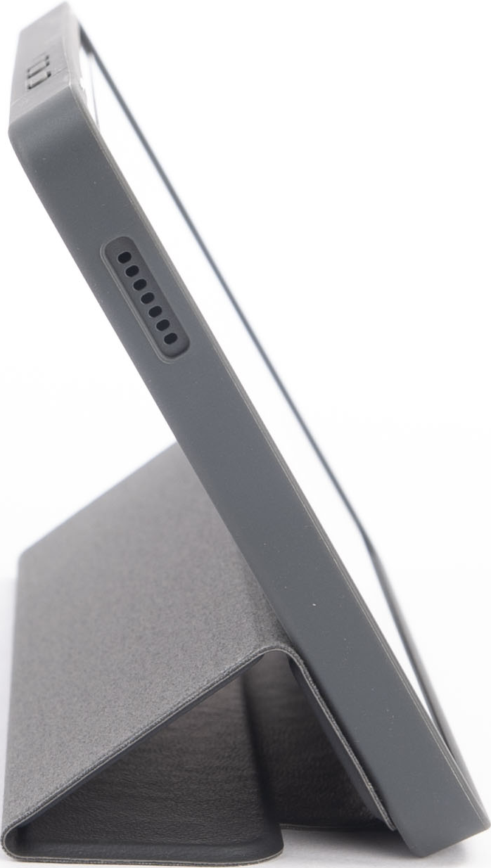 Un tablet in una custodia grigio scuro è angolato, mostrando il lato con altoparlanti e una porta di ricarica.