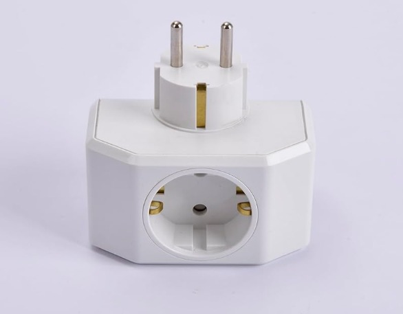 Üstte iki pimi ve önde bir soketi olan beyaz üçlü elektrik adaptörü.