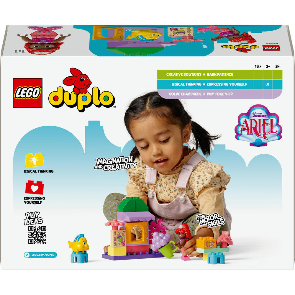 Kind spielt mit Lego Duplo Set. Lego-Box ist im Hintergrund.