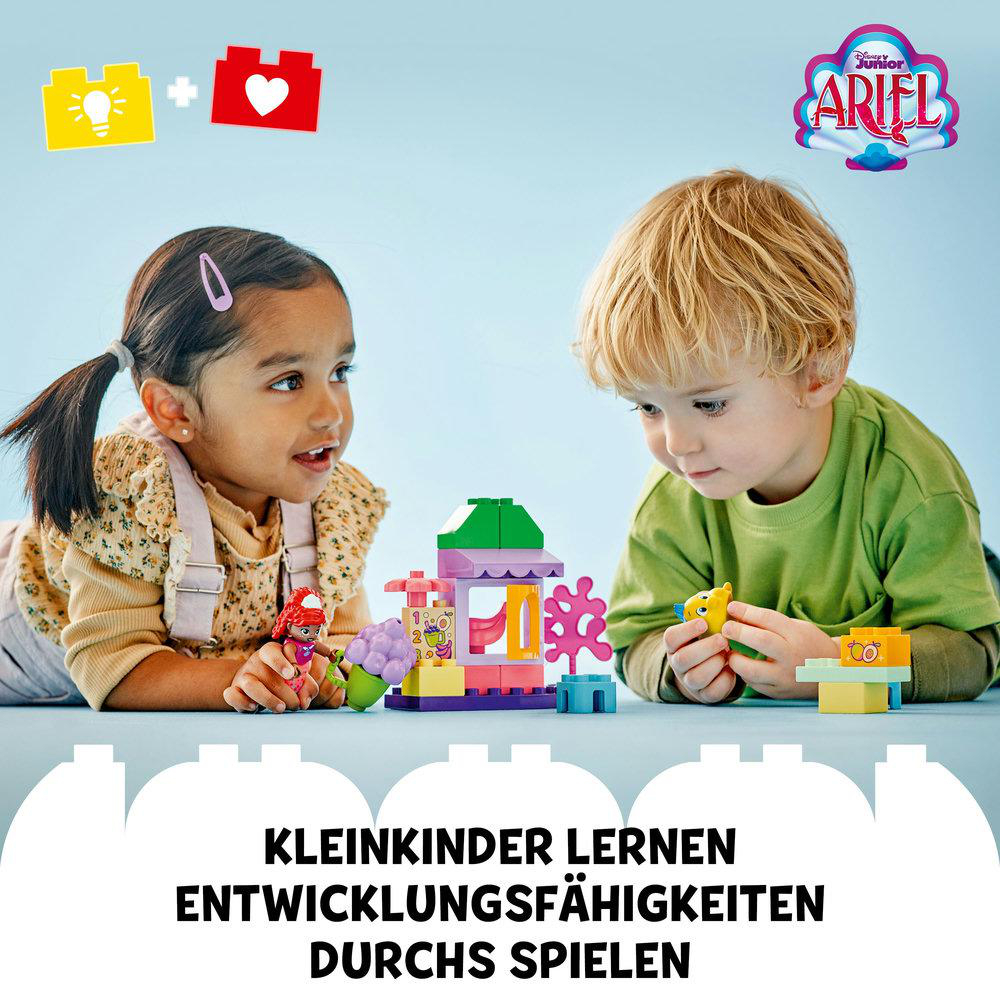 Zwei Kinder spielen mit Bausteinen. Text unten: 