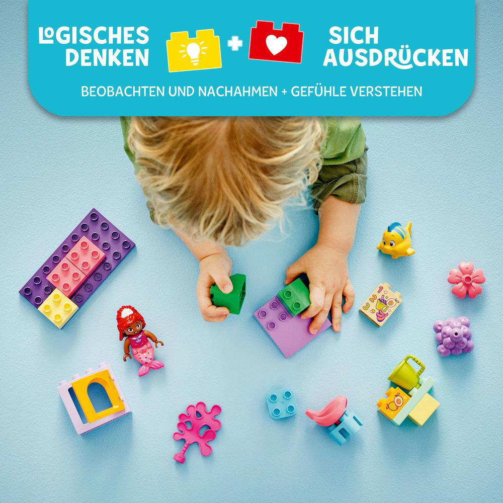 LEGO Duplo-Steine und Figuren auf blauem Untergrund. Text auf Deutsch über Denken und Gefühle.