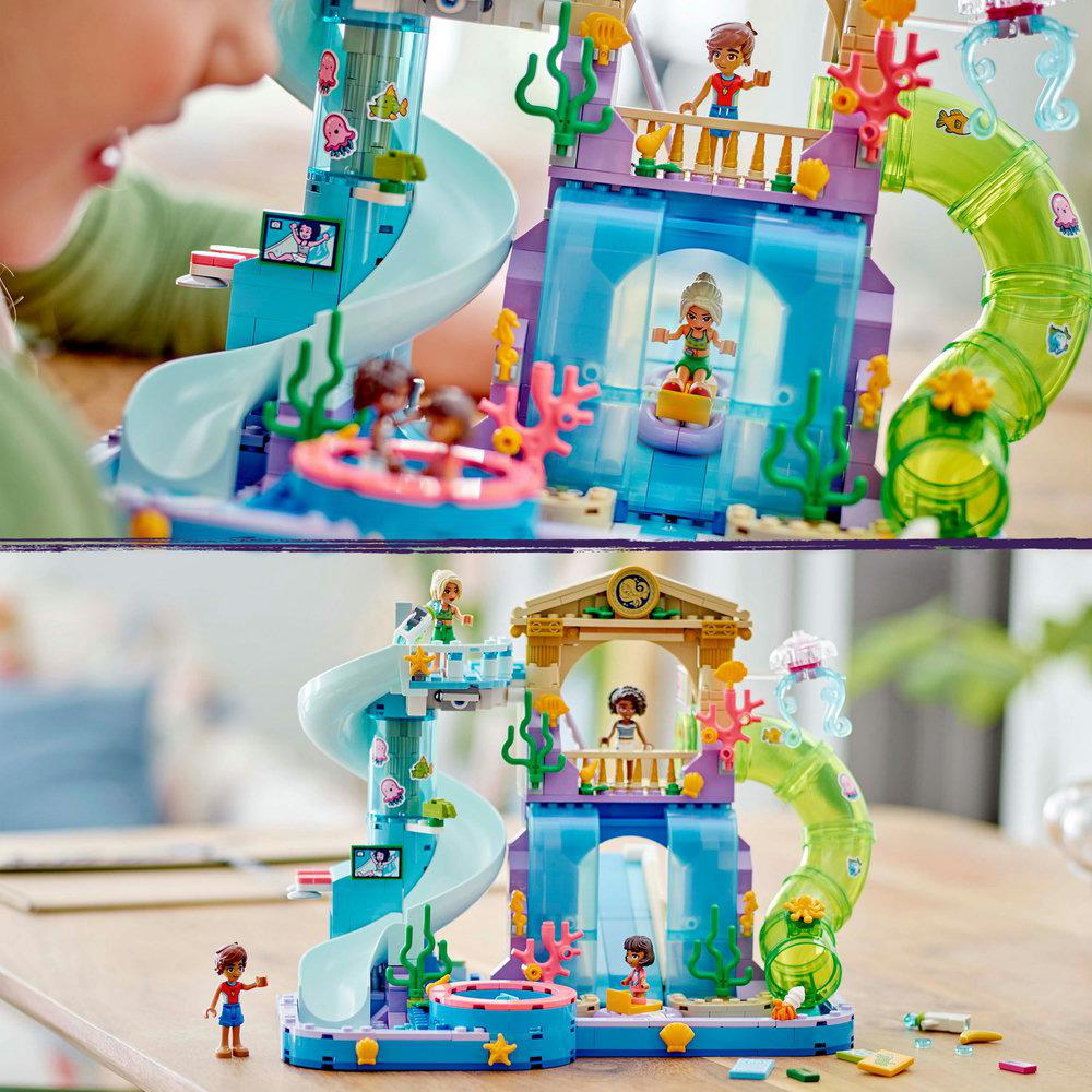 Zwei Lego-Sets werden gezeigt, eines mit einer blauen Rutsche und das andere mit einer grünen Wasserrutsche.