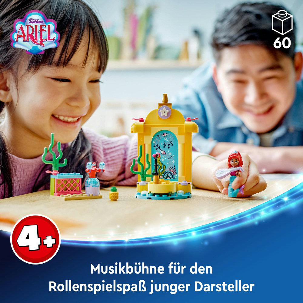 Kinder spielen mit Lego-Set. Das Set ist Arielle-Themen mit Bühne, Figuren und Zubehör.
