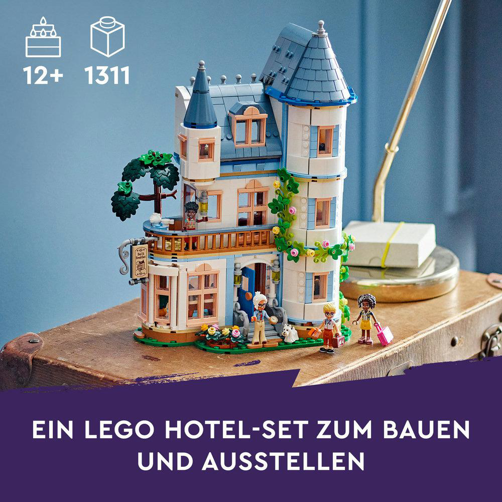 LEGO Hotel-Set mit Figuren und detaillierter Fassade, Text unten.