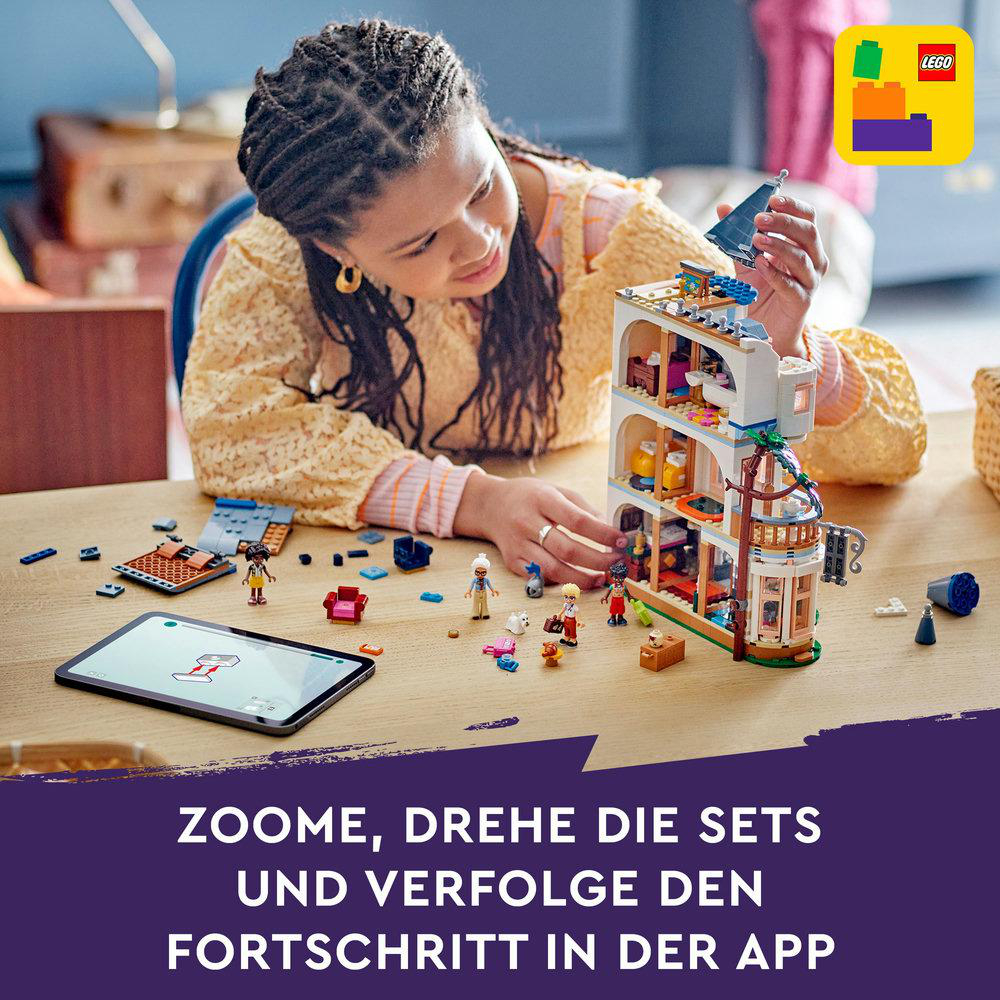 Ein junges Mädchen spielt mit einem LEGO-Set. Der Text lautet: 'ZOOME, DREHE DIE SETS UND VERFOLGE...'