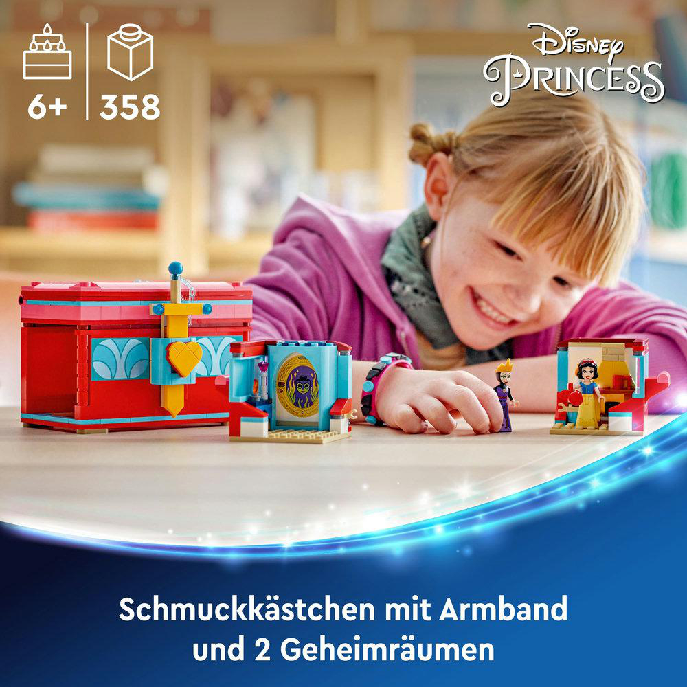 Mädchen mit LEGO-Set. Das Set hat ein rotes Gebäude, Figuren und ein Disney Princess-Logo.