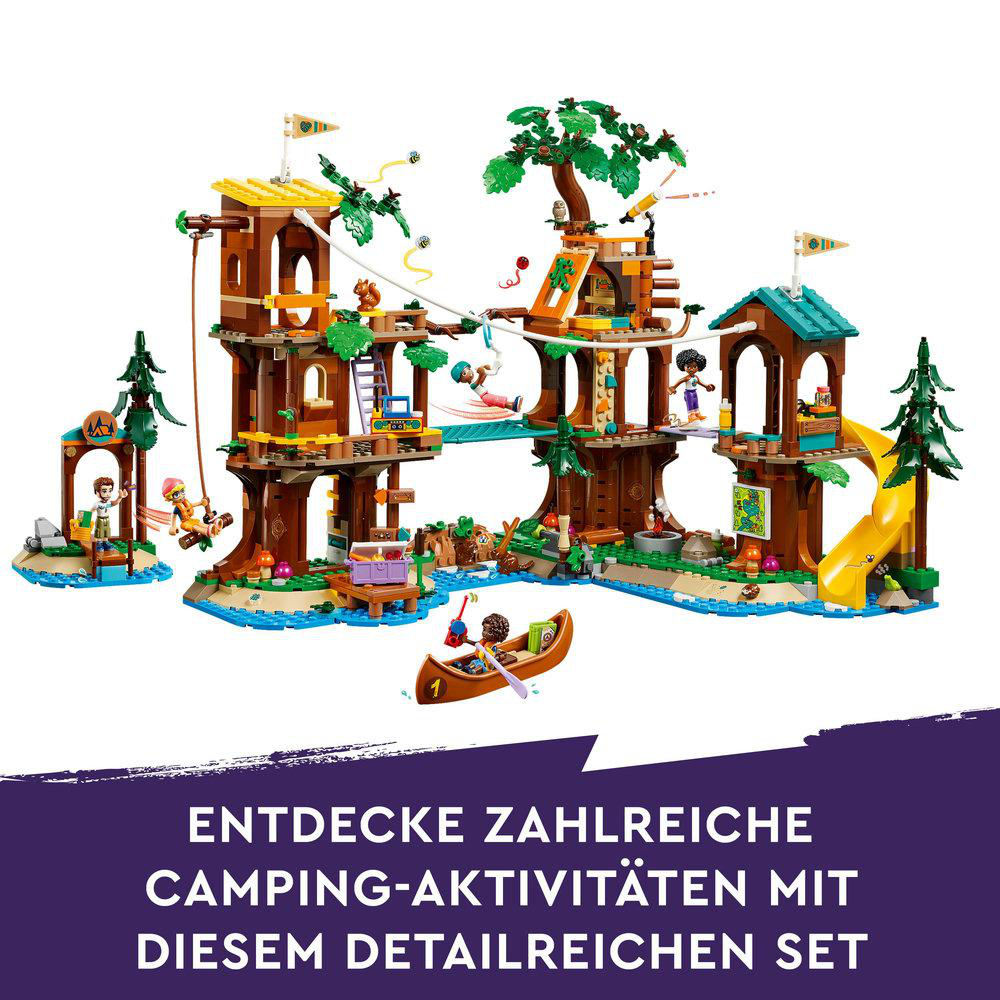Ein Lego Baumhaus-Spielset mit mehreren Ebenen, Brücken und Figuren.