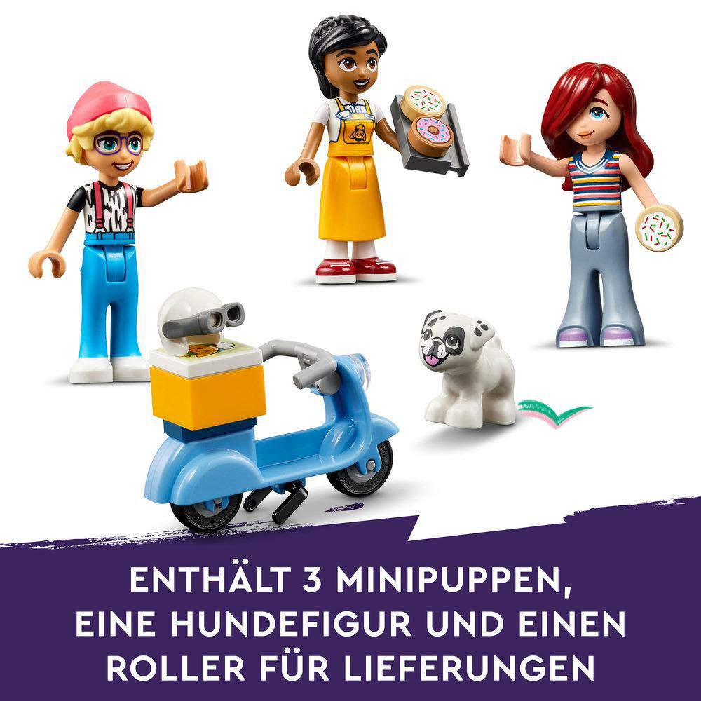 Lego-Figuren und ein blauer Roller mit Text: Enthält 3 Minifiguren, einen Hund und einen Roller.